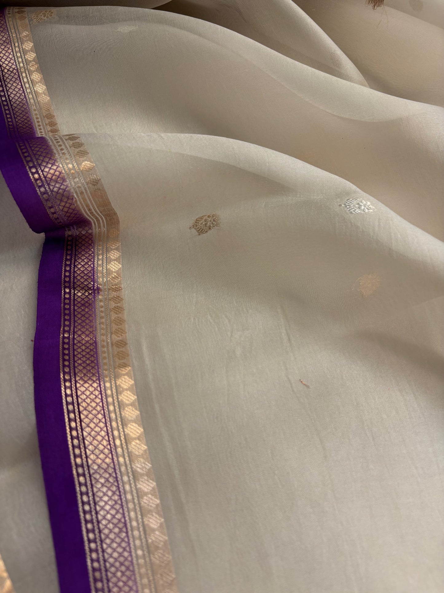 Ishani (2D) : Off white-purple