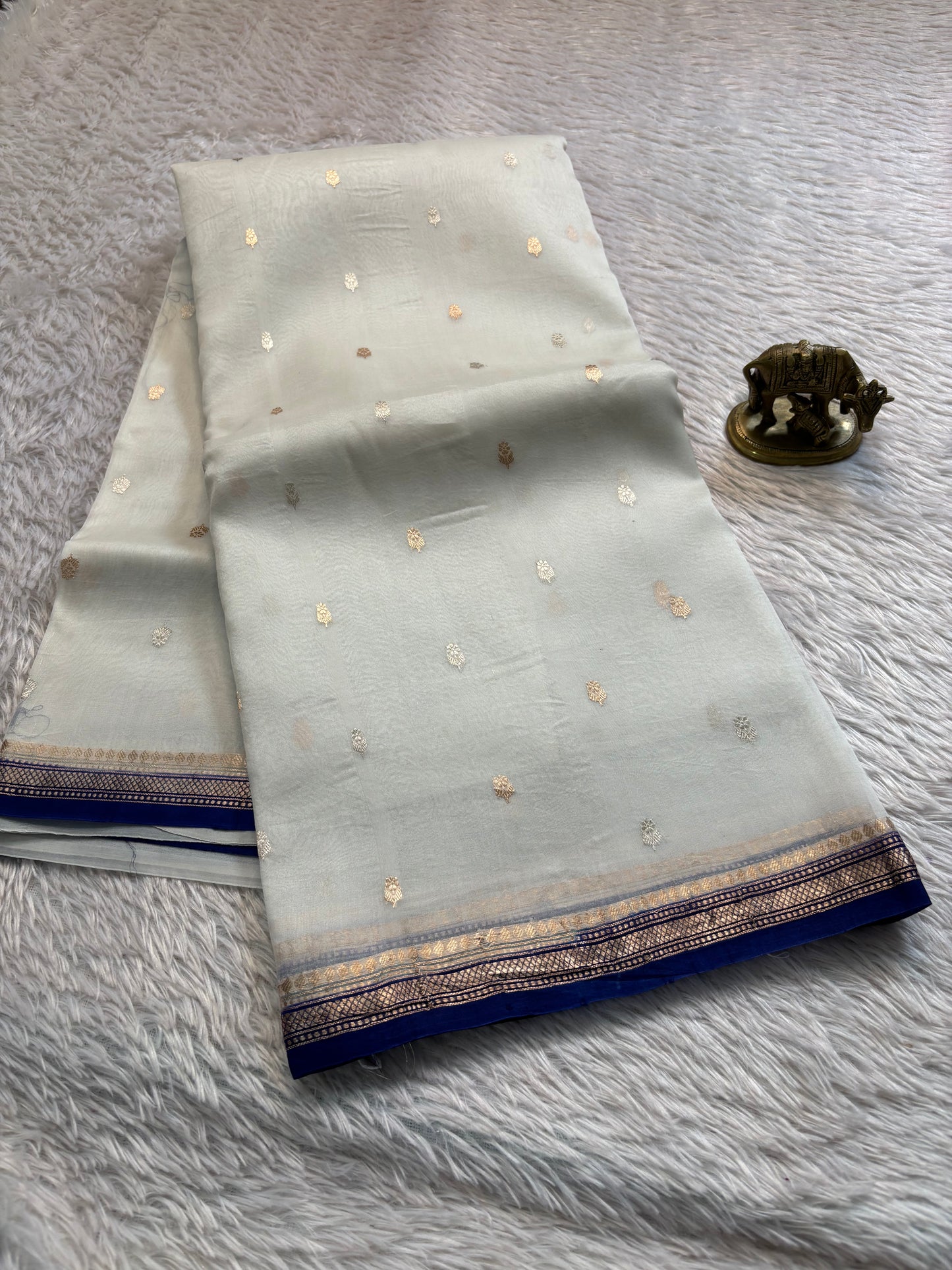 Ishani (2D) : Off white-navy blue