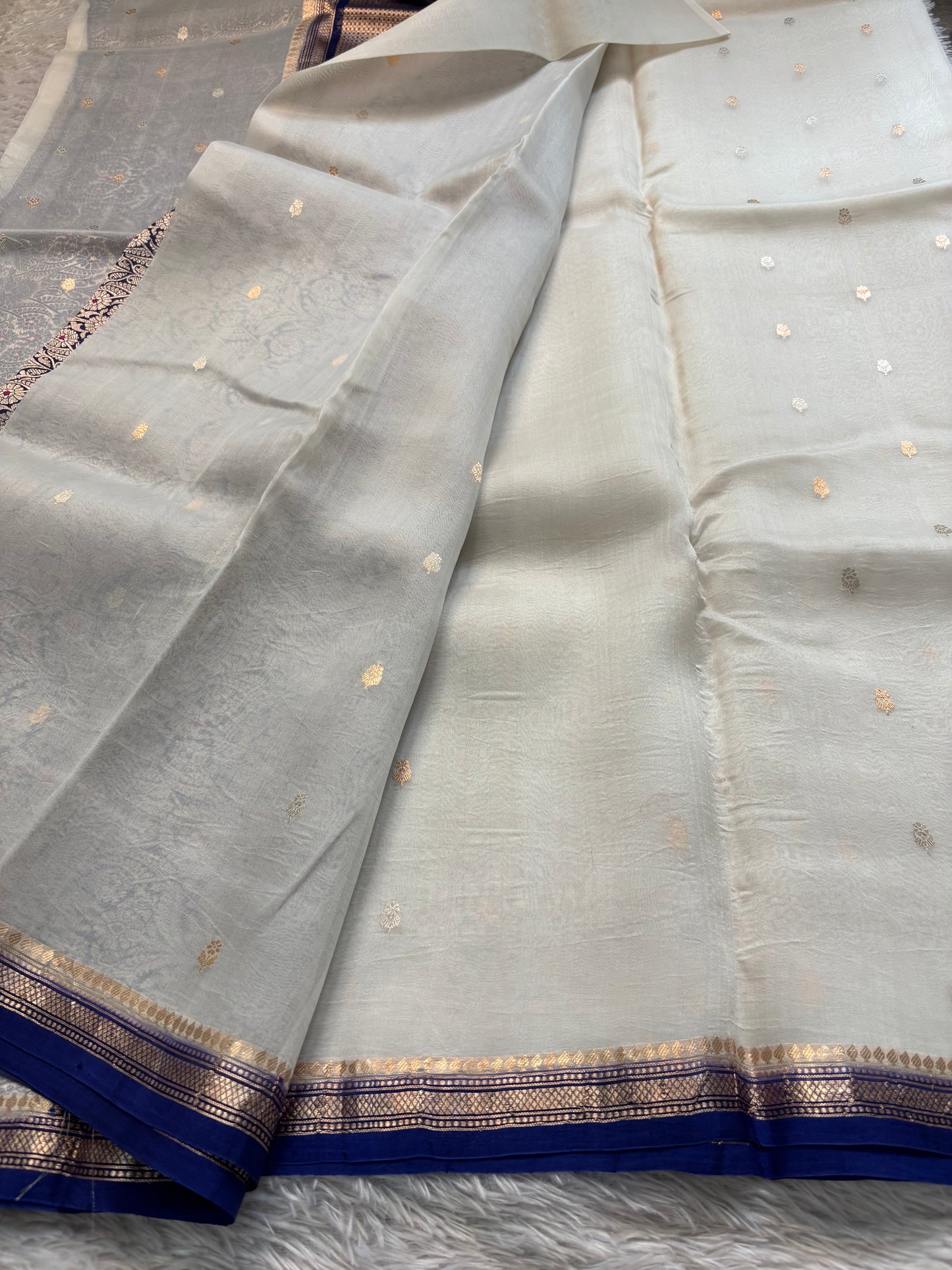 Ishani (2D) : Off white-navy blue