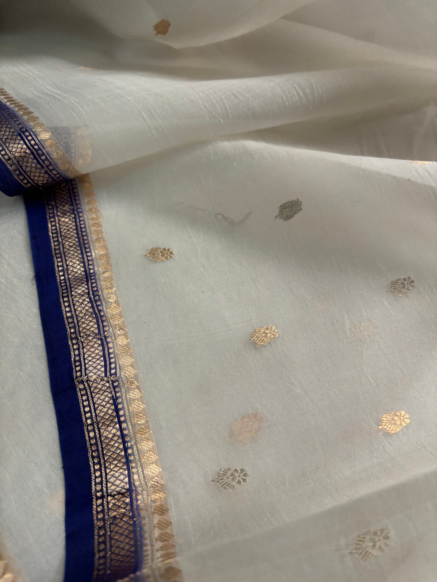 Ishani (2D) : Off white-navy blue