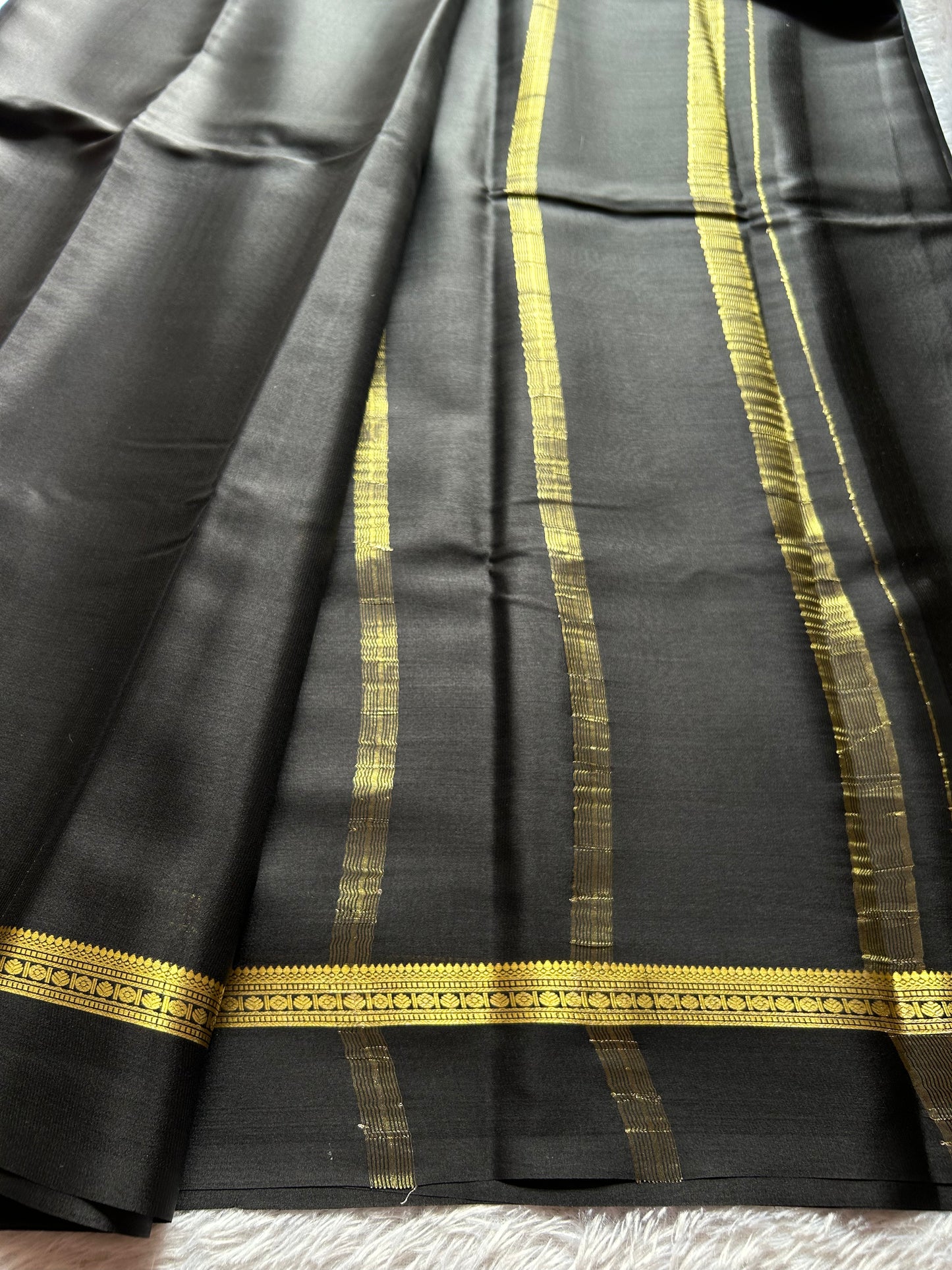 Shambhavi : Solid Black