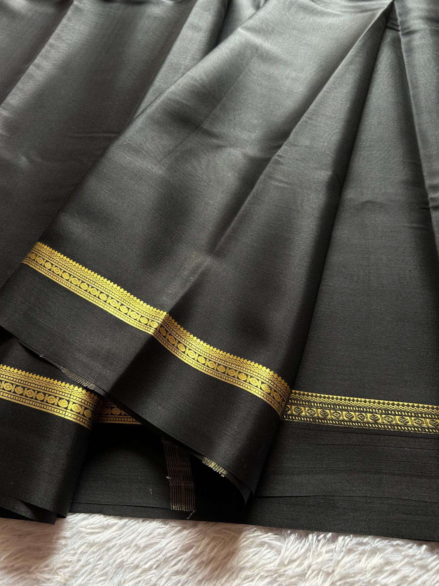 Shambhavi : Solid Black