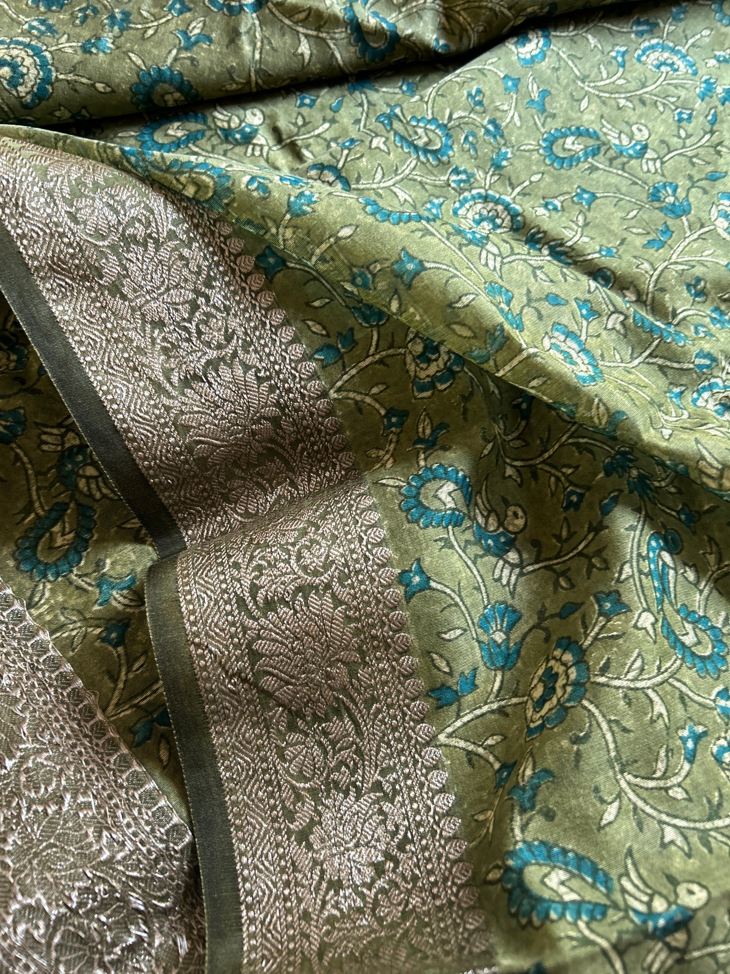 Sarala (2D) : Sage green-dark olive green