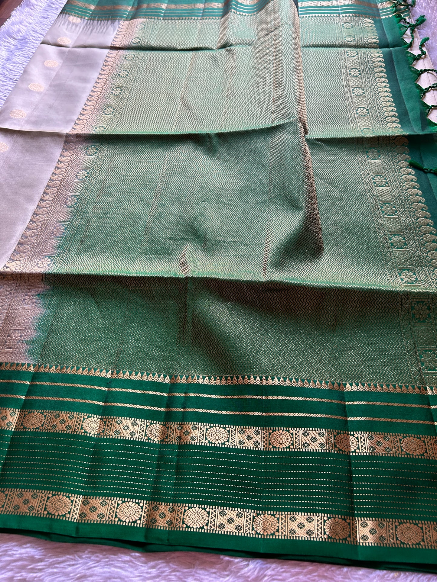 Janani (2D) : Off white-bottle green