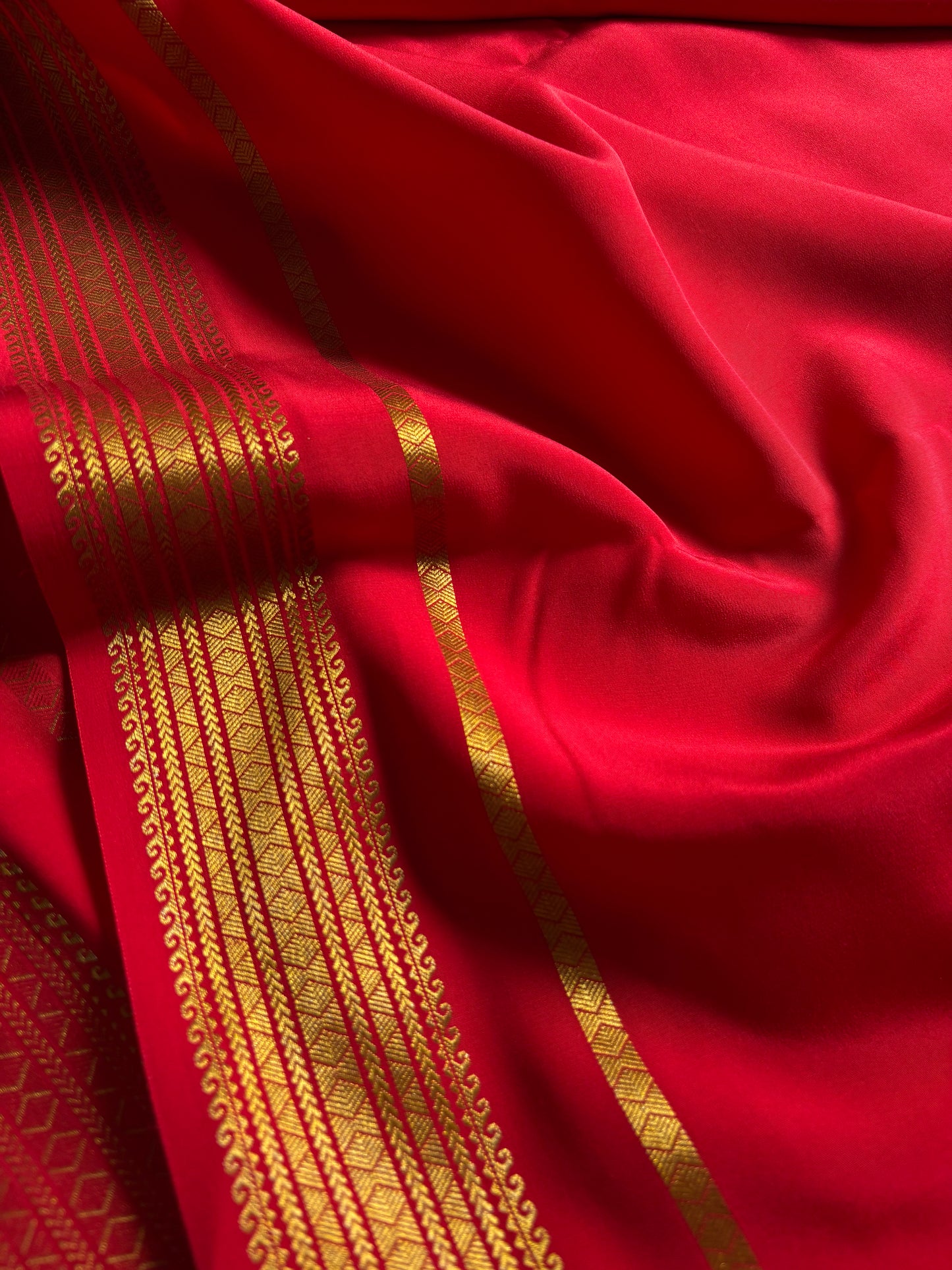 Vanaja : Solid Red