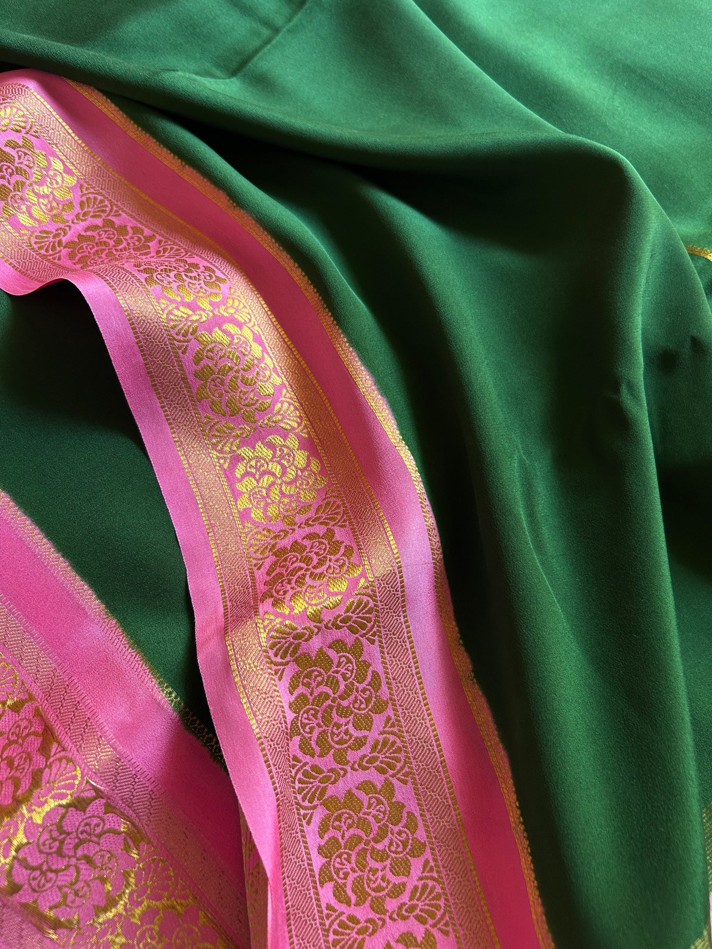 Mandara(2D) : Bottle green-hot pink