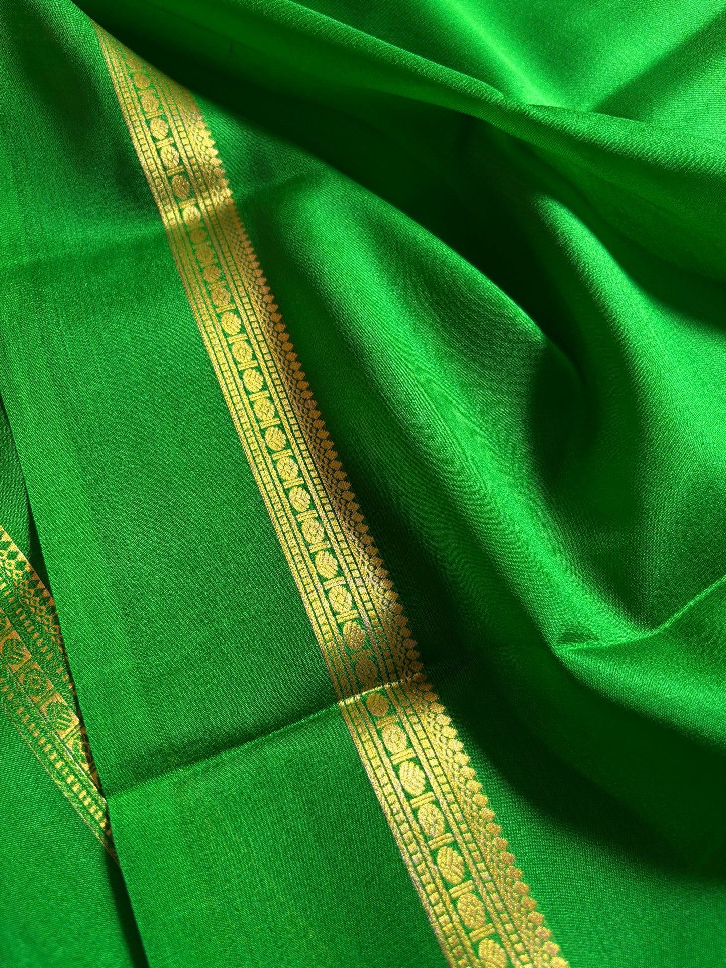 Shambhavi : Solid Parrot green