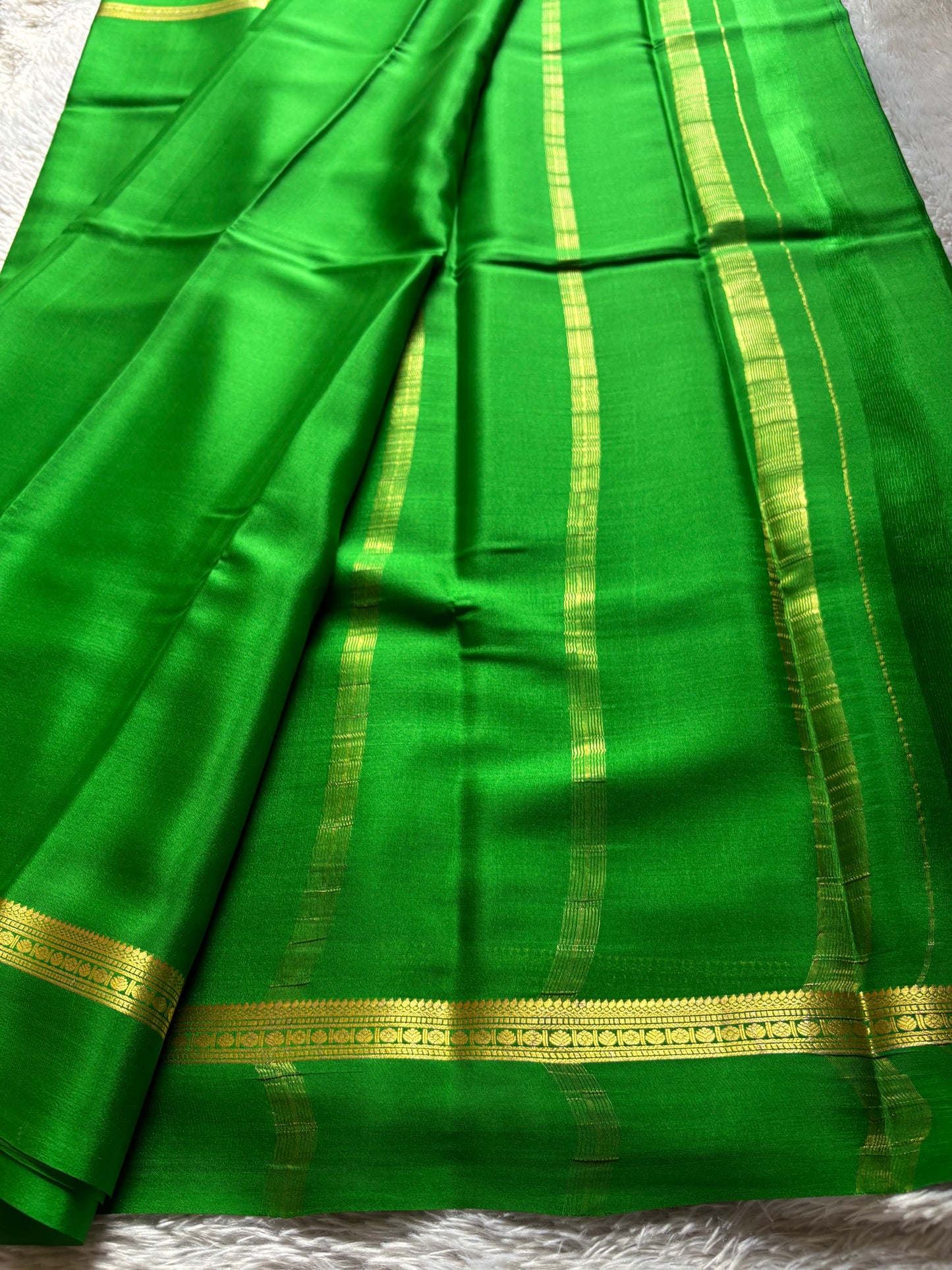 Shambhavi : Solid Parrot green