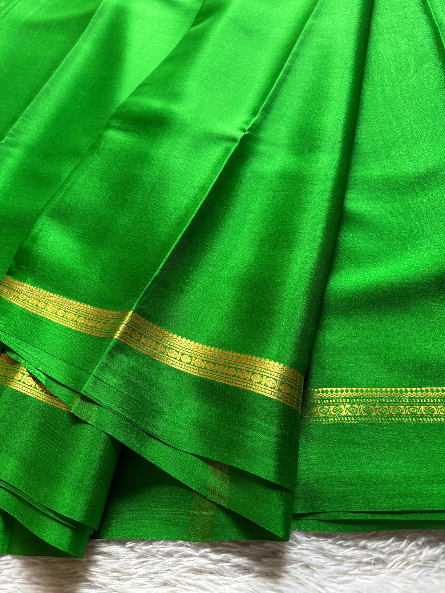 Shambhavi : Solid Parrot green