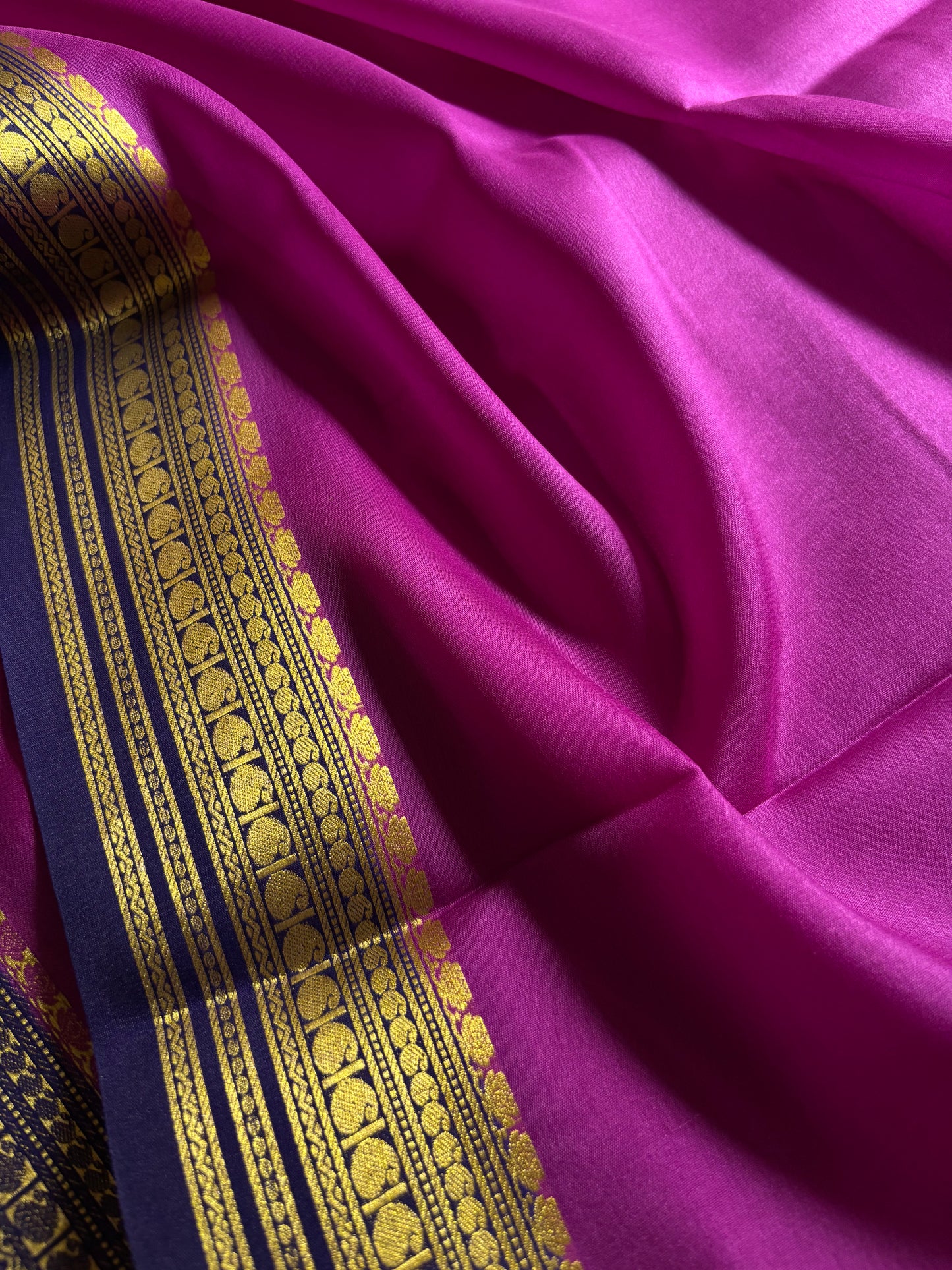 Swara (2D) : Magenta-navy blue