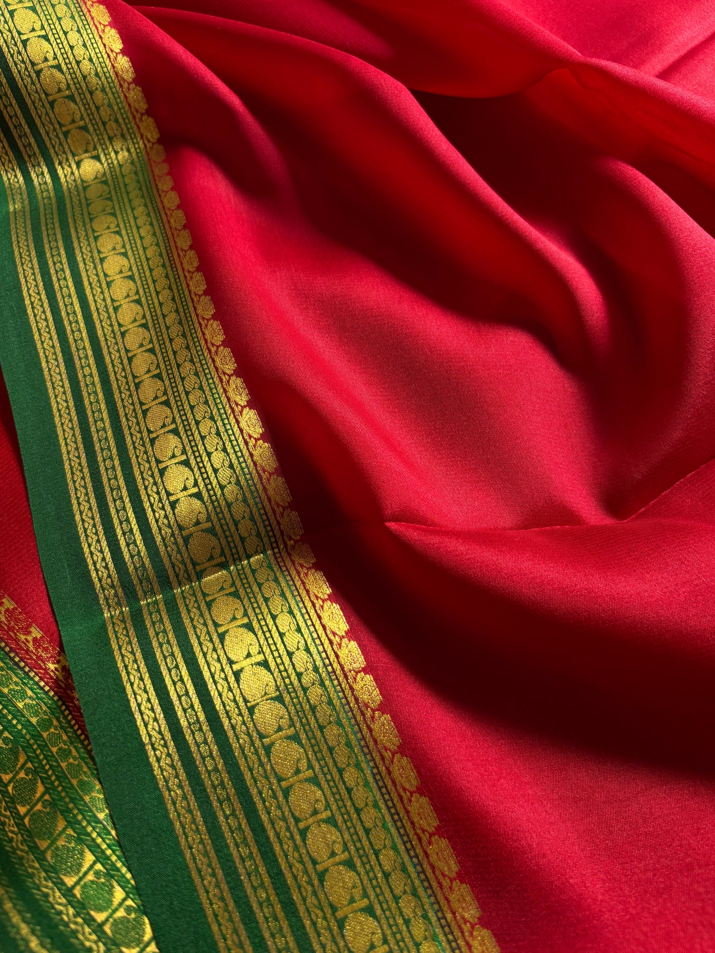 Swara (2D) : Red-bottle green