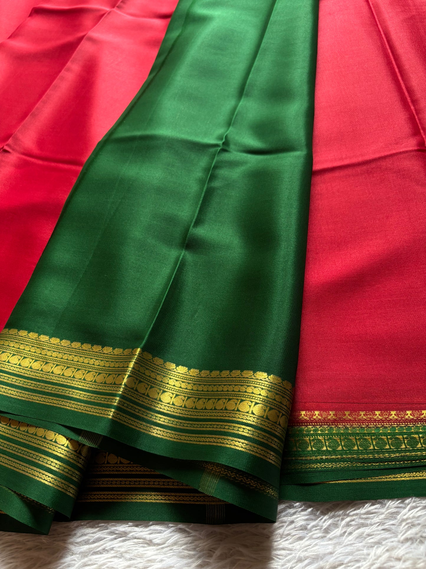 Swara (2D) : Red-bottle green