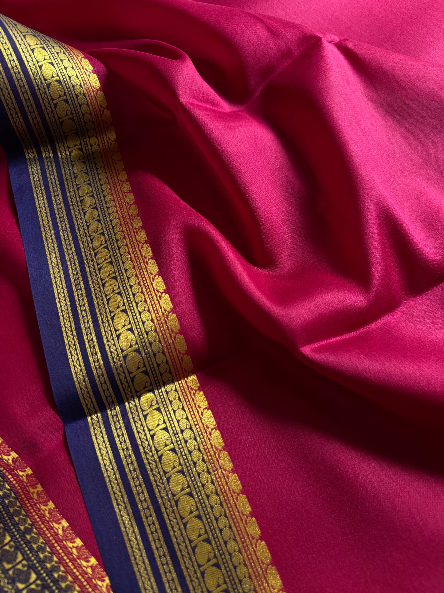 Swara (2D) : Dark pink-dark blue