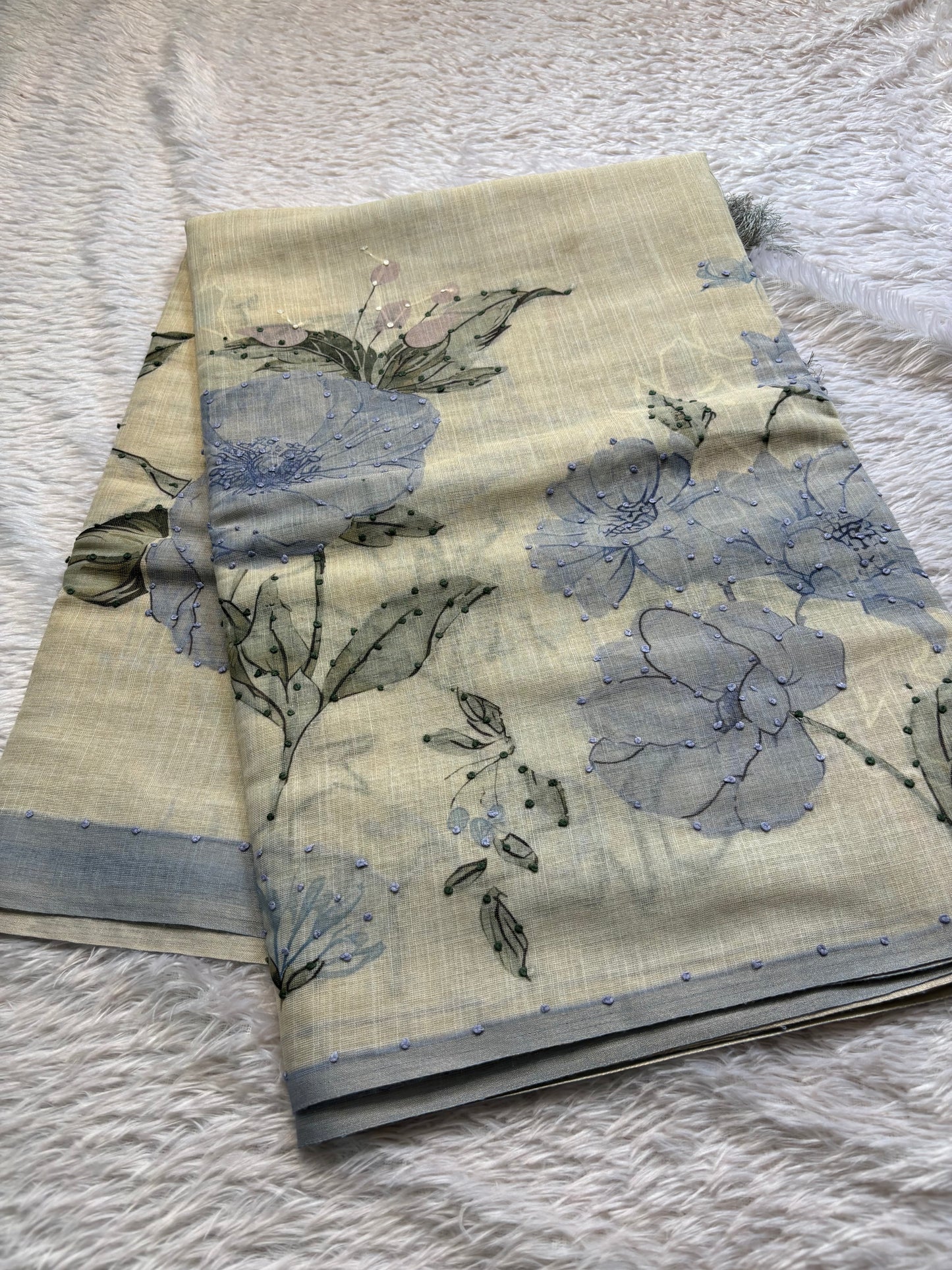 NYD120 (2D) : Off white-pastel dark blue