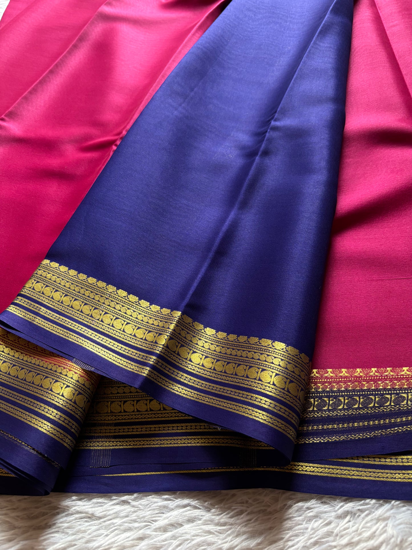 Swara (2D) : Dark pink-dark blue