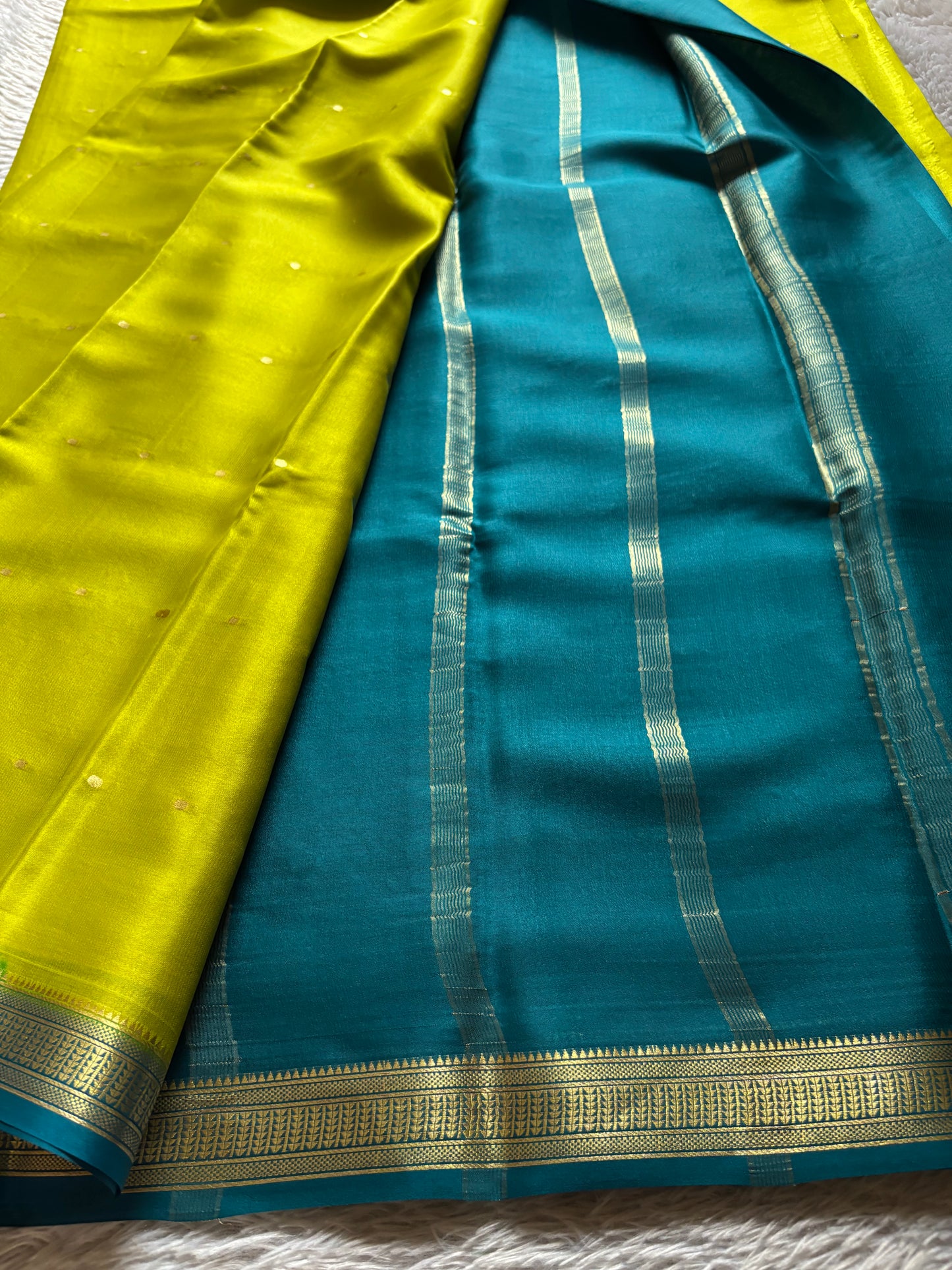 Bindu (2D) : Olive-ananda blue