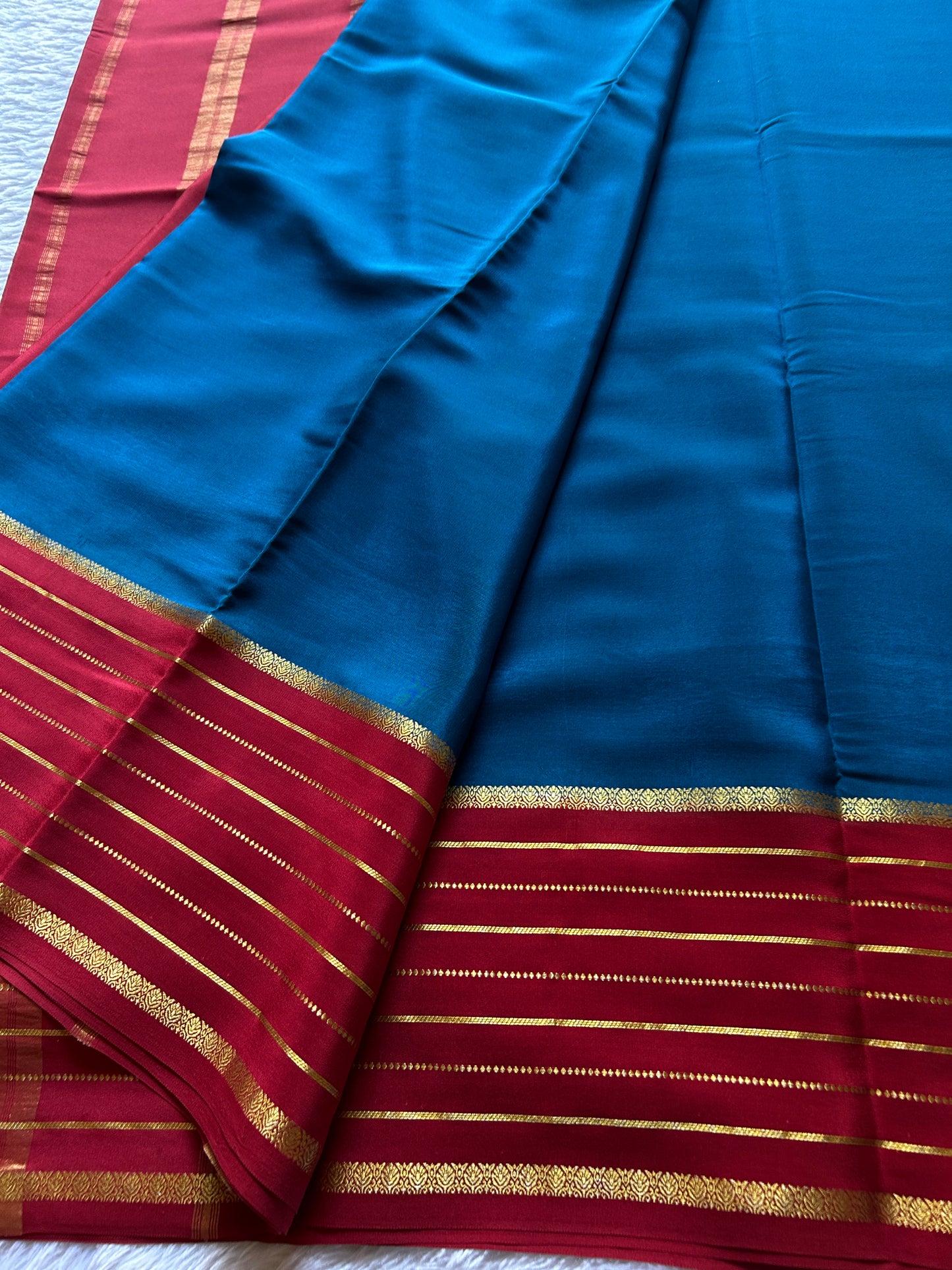 Navami (2D) : Bright royal blue-red
