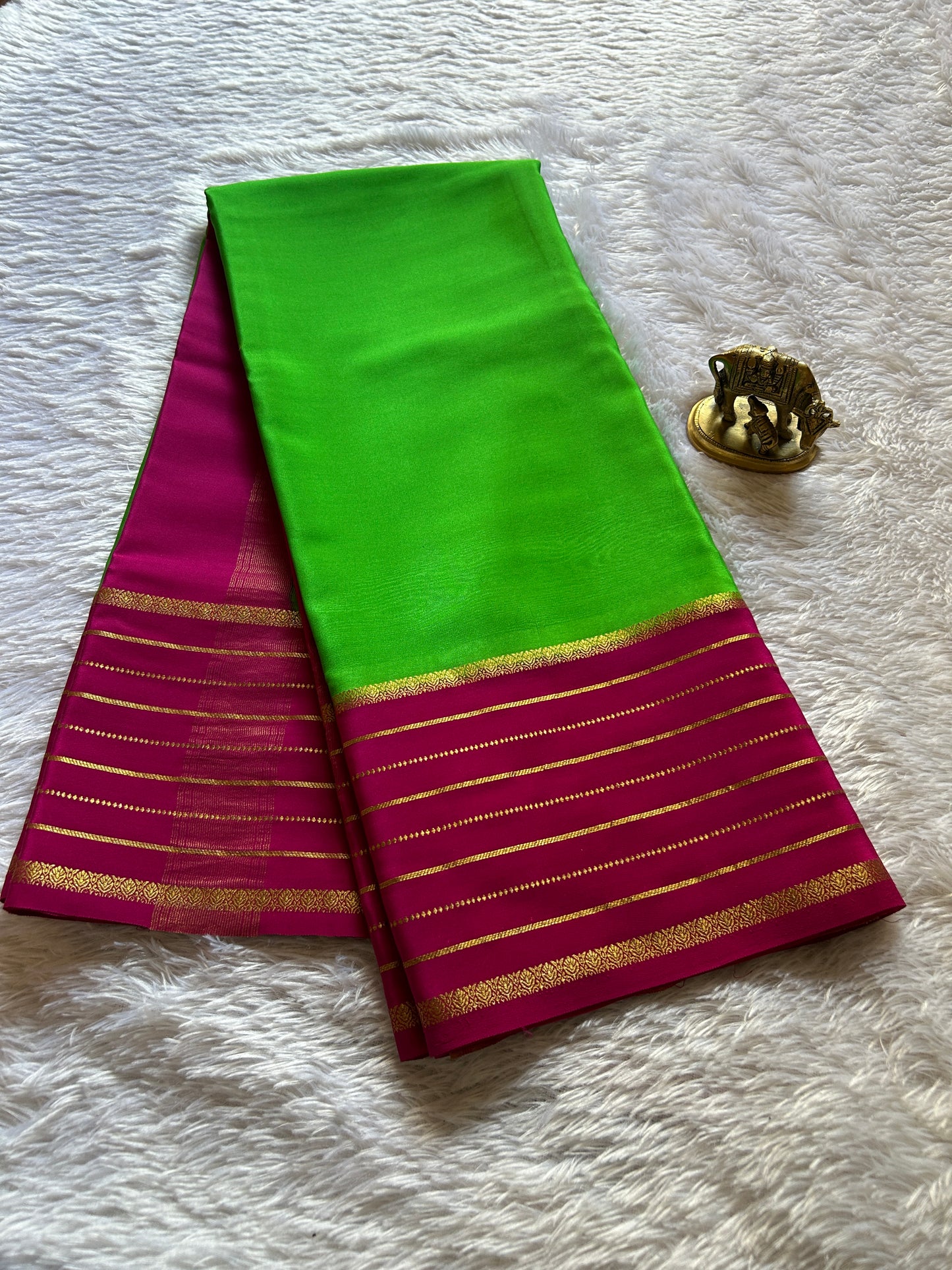 Navami (2D) : Parrot green-pink