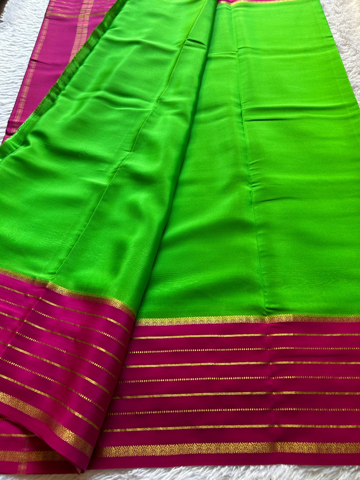 Navami (2D) : Parrot green-pink