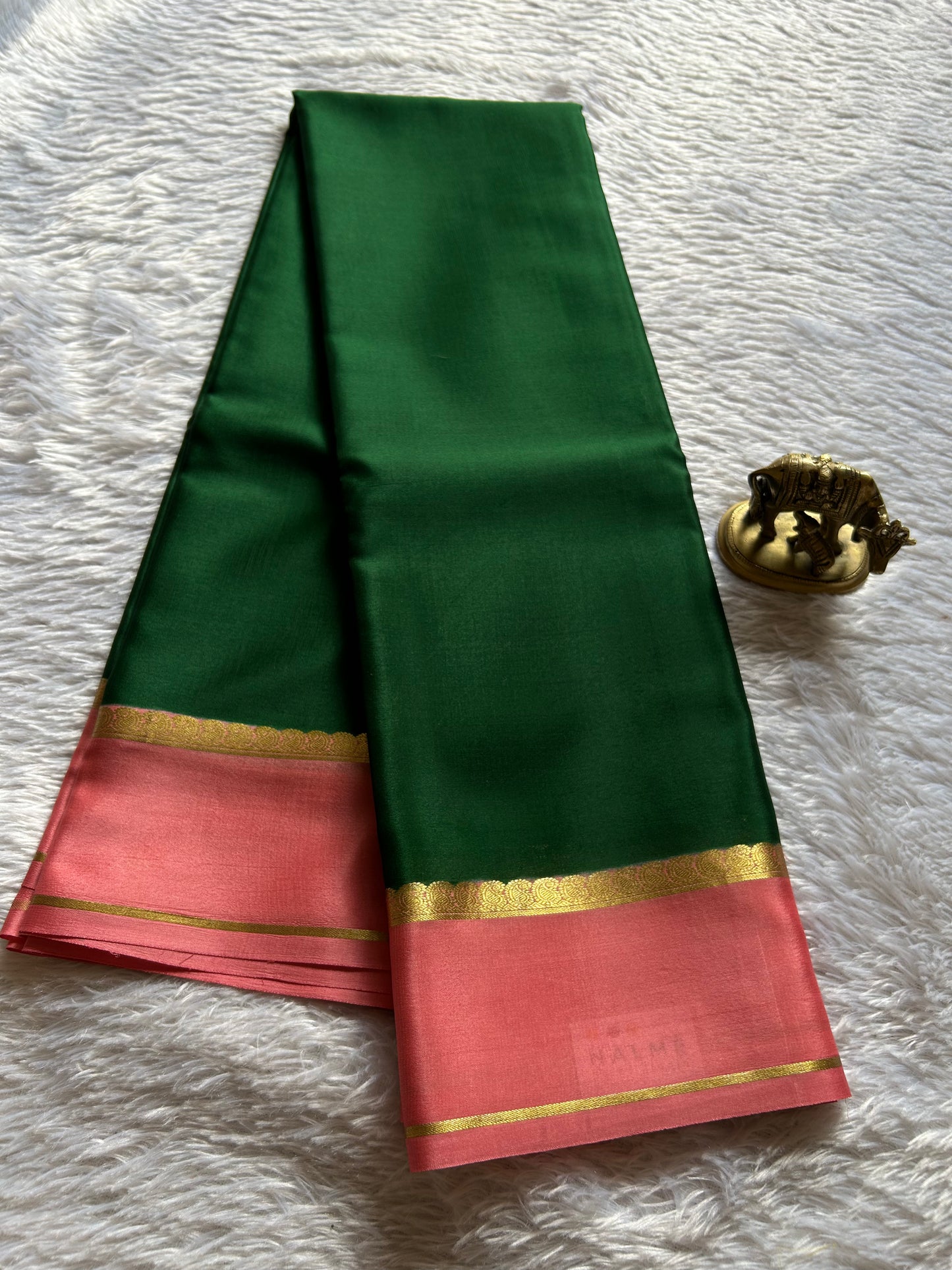 Mala (2D) : Dark green-light peach