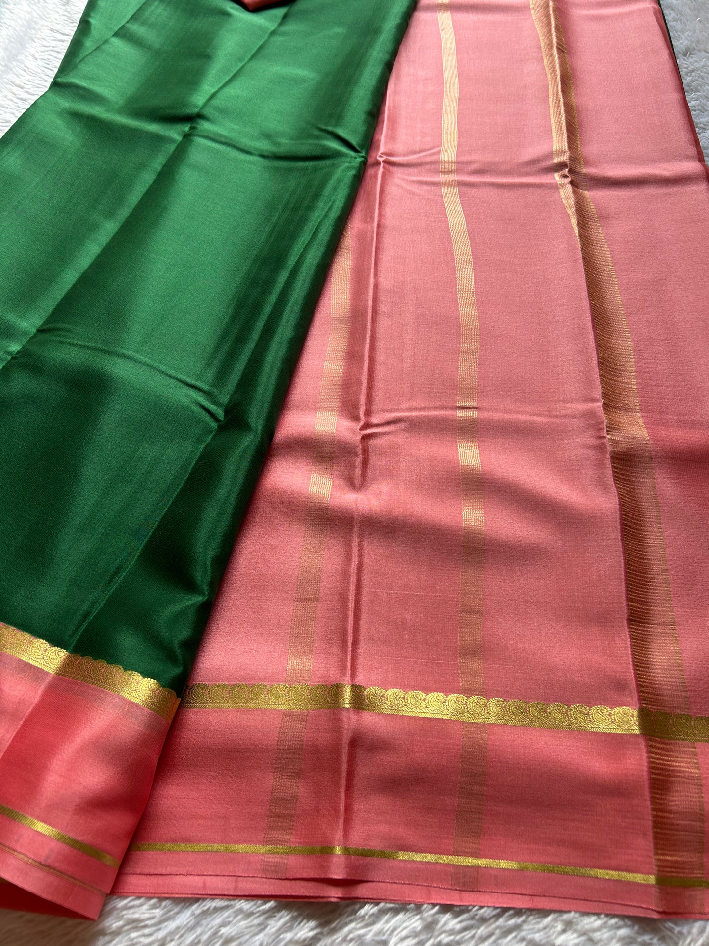 Mala (2D) : Dark green-light peach