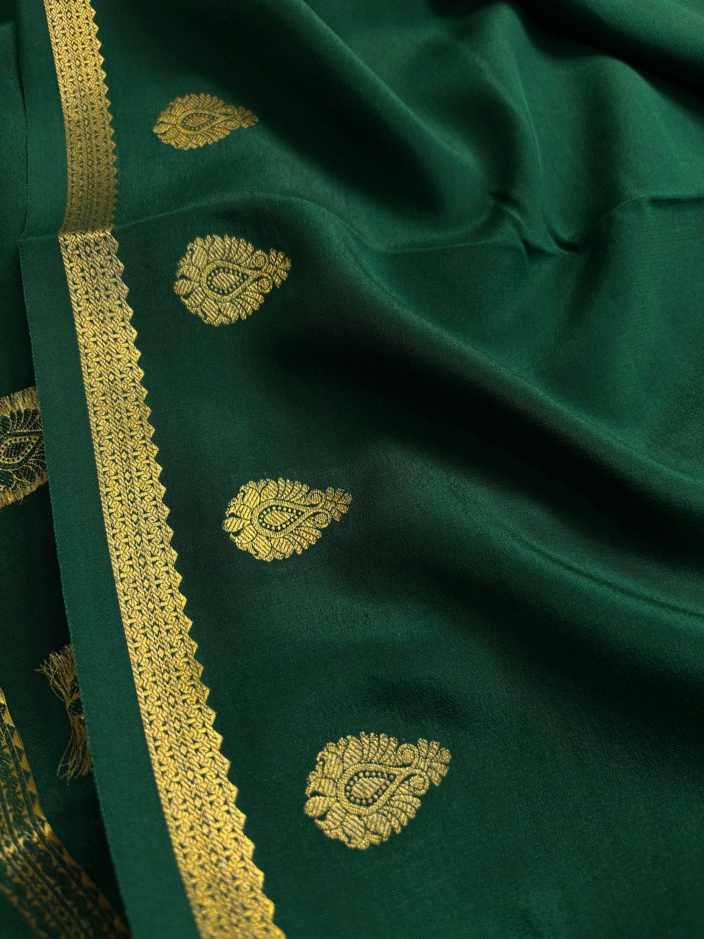 Swathi : Solid Bottle green