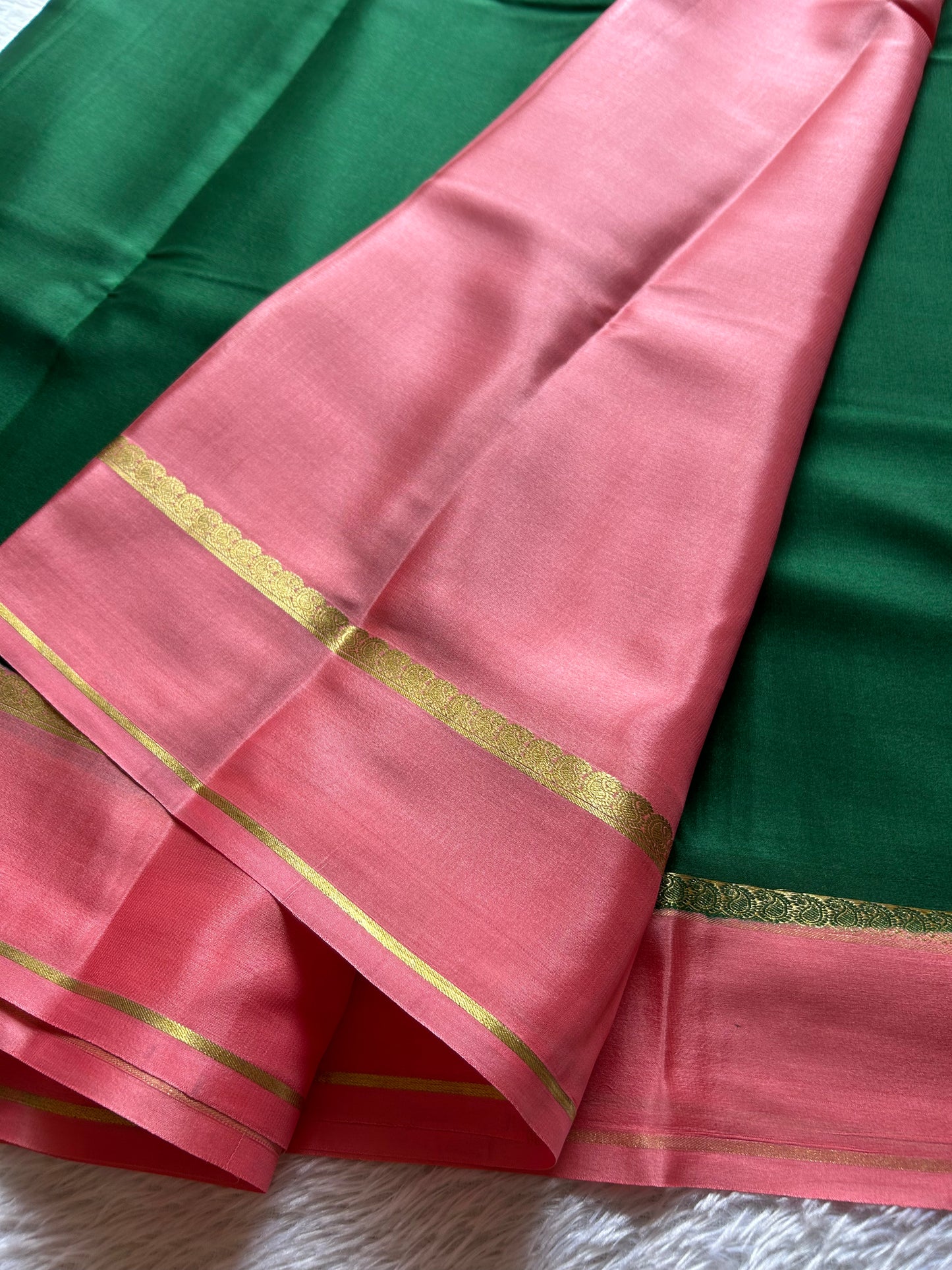 Mala (2D) : Dark green-light peach