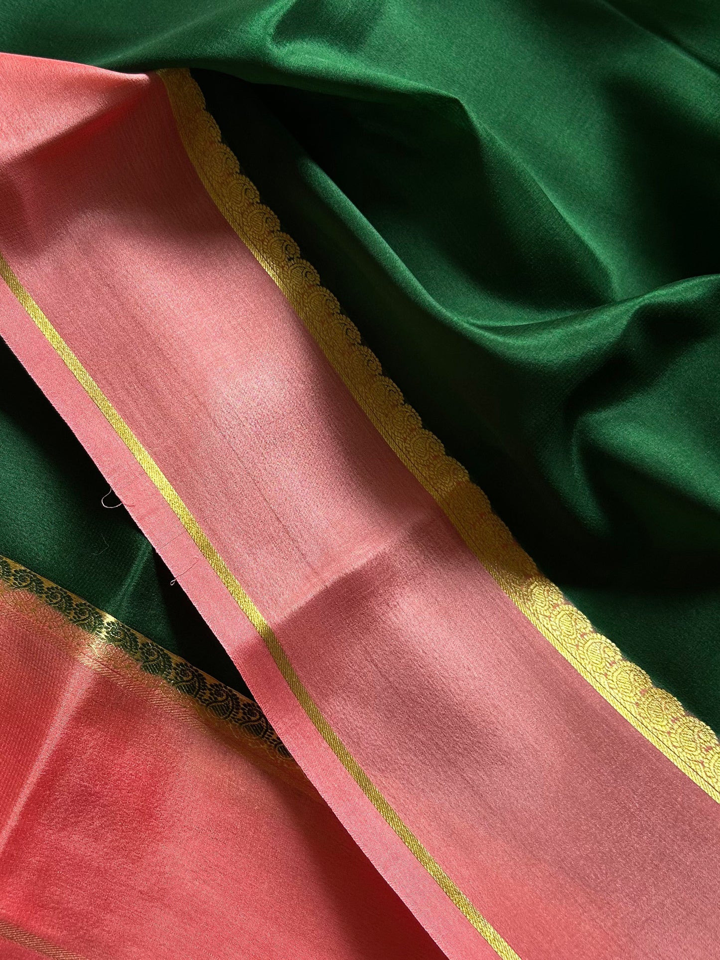 Mala (2D) : Dark green-light peach