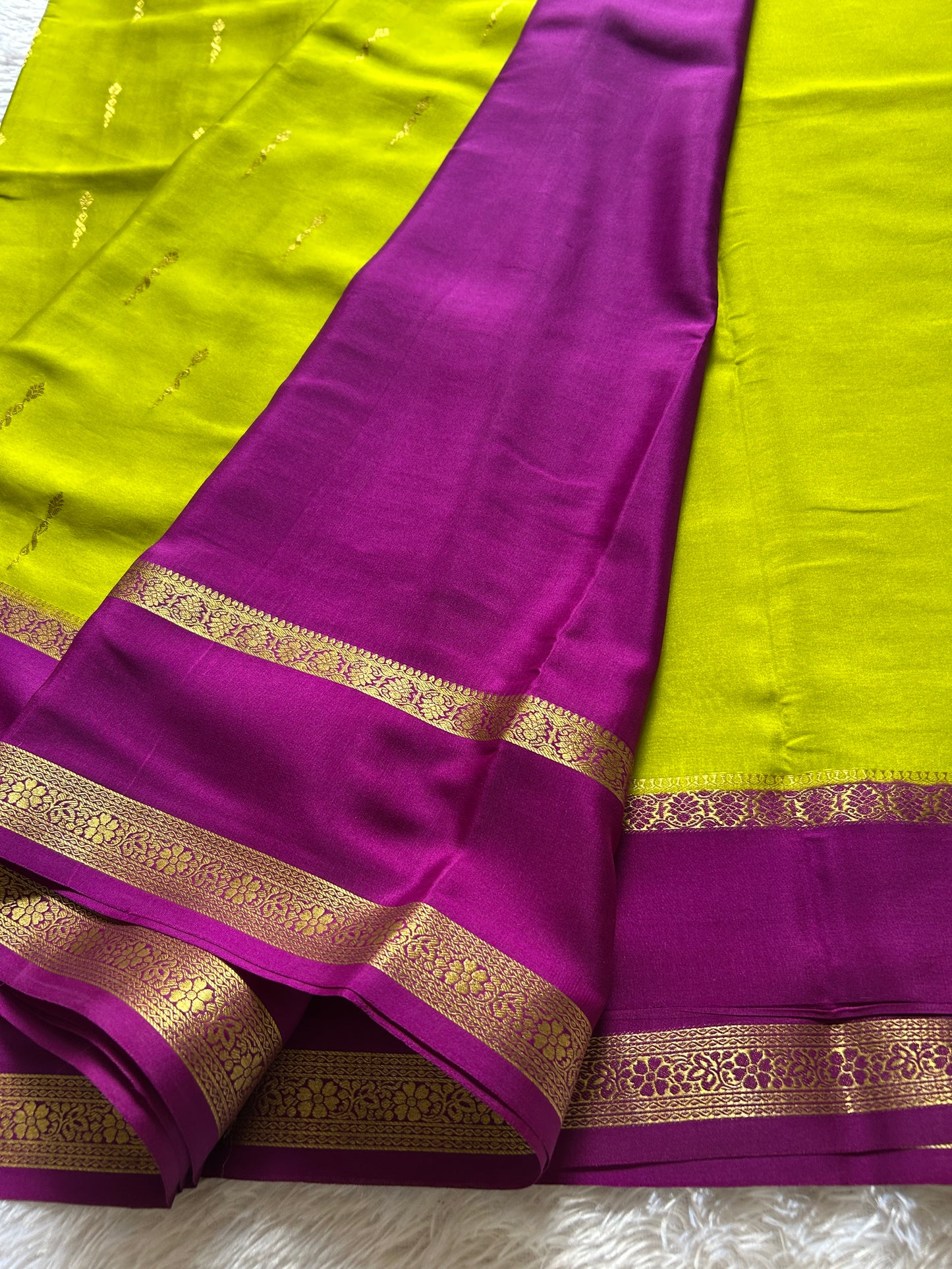 Jayashri (2D) : Mehendi green-magenta