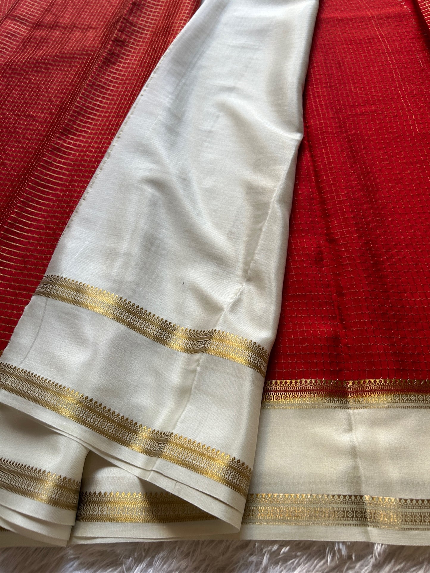 Himani (2D) : Red-off white