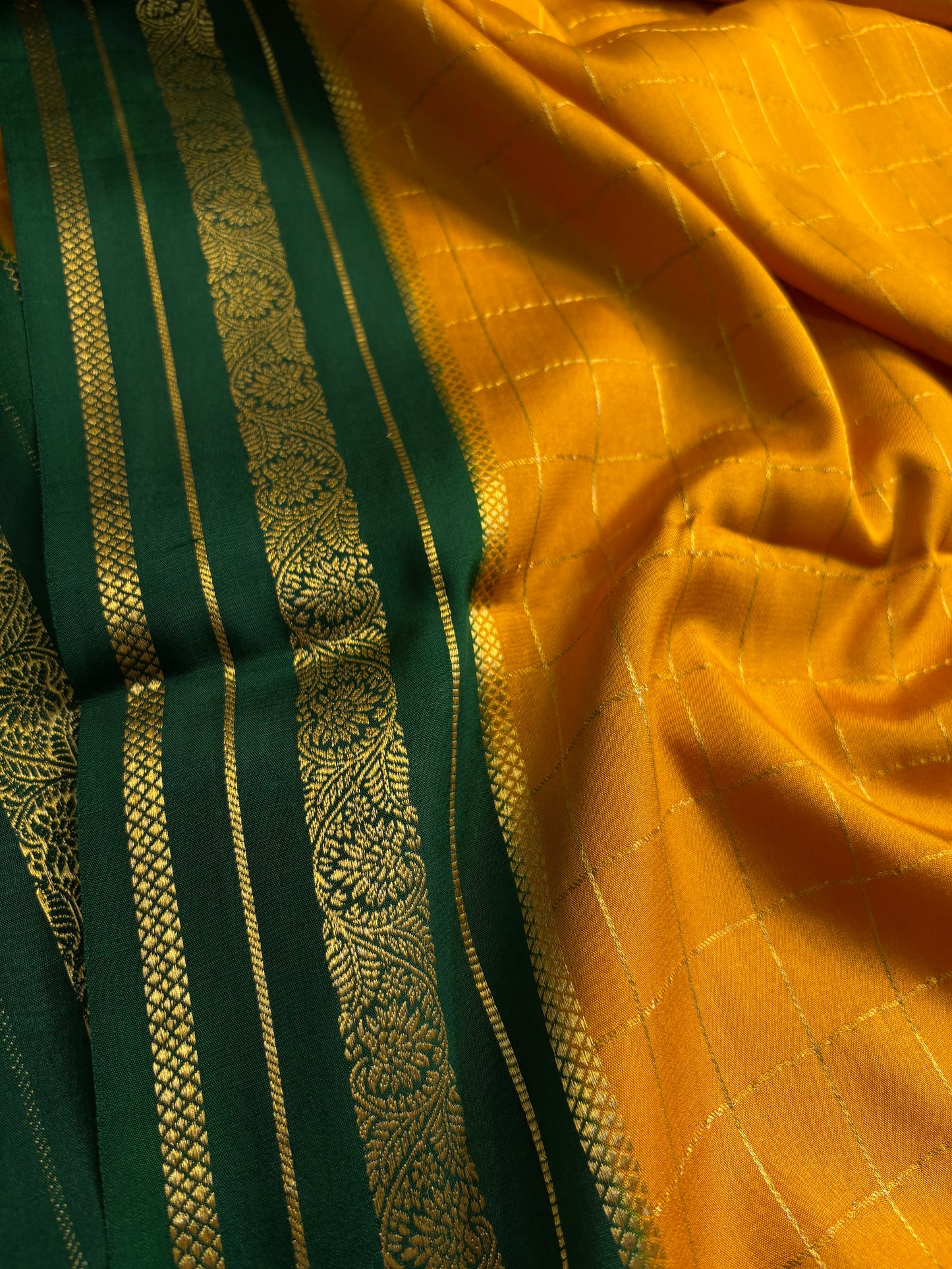 Parnika (2D) : Golden yellow-bottle green