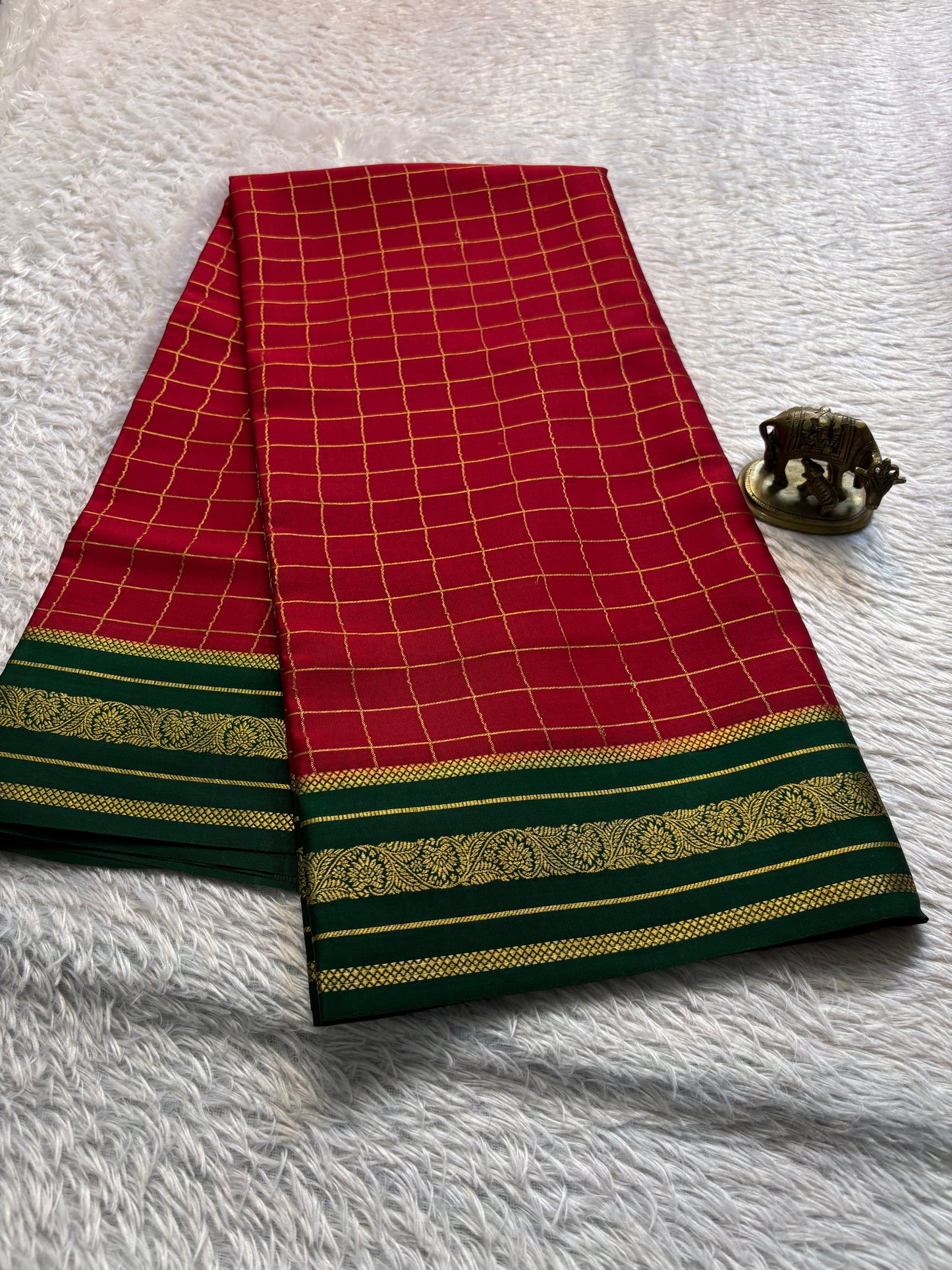 Parnika (2D) : Red-bottle green