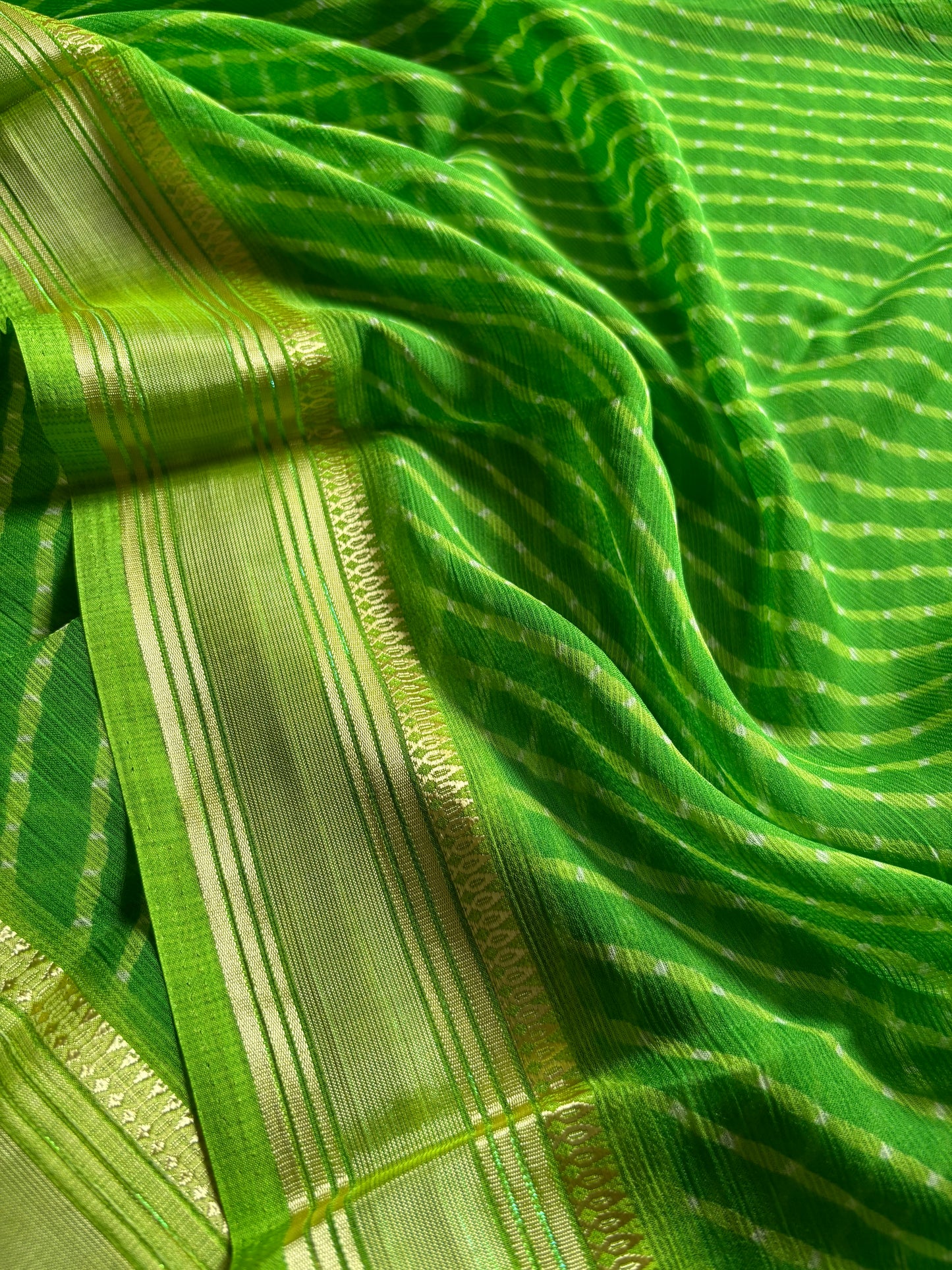 SS110 : Solid Parrot green