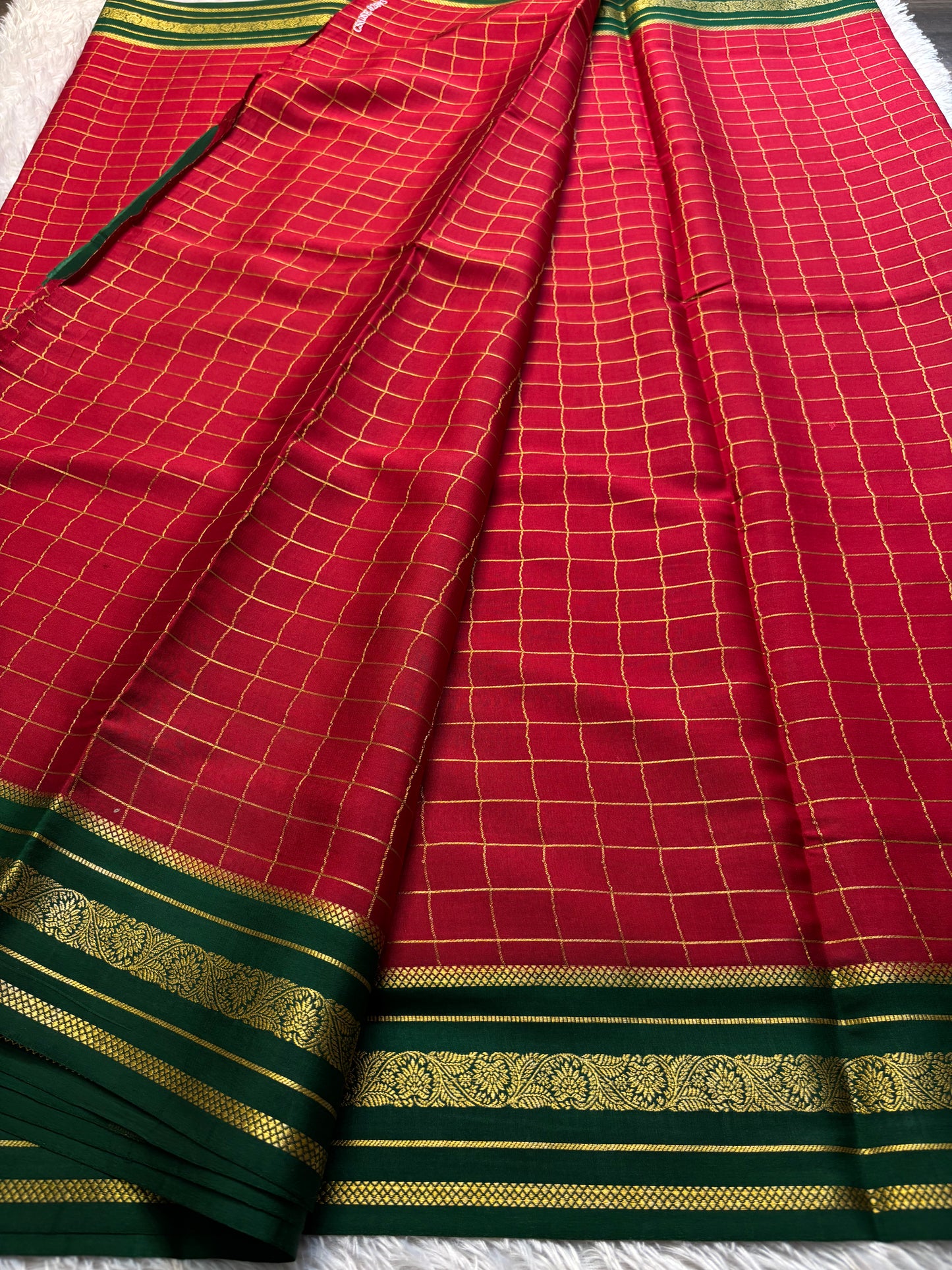 Parnika (2D) : Red-bottle green