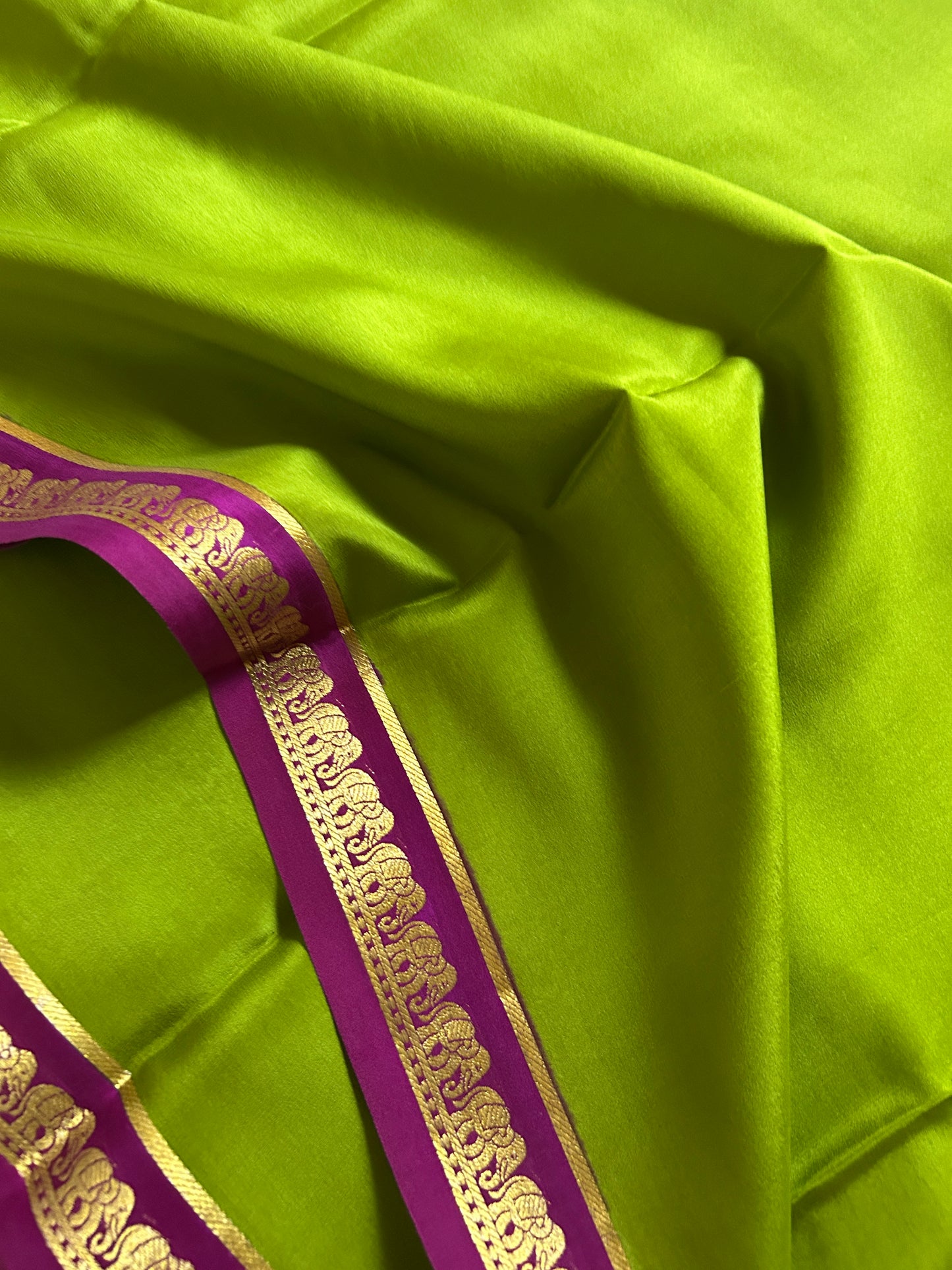 Anjana (2D) : Mehendi green-magenta