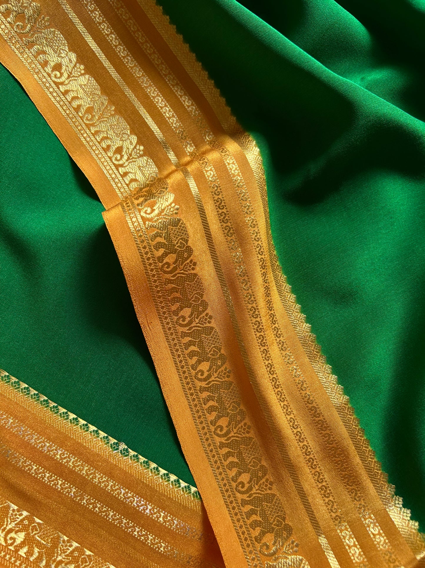 Eshwari (2D) : Leaf green-yellow