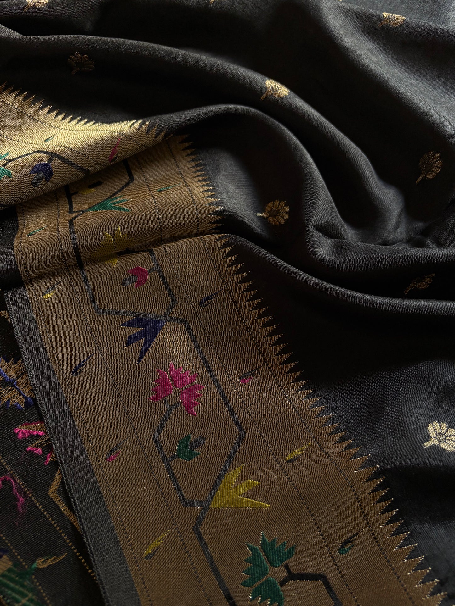 SS121 : Solid Black