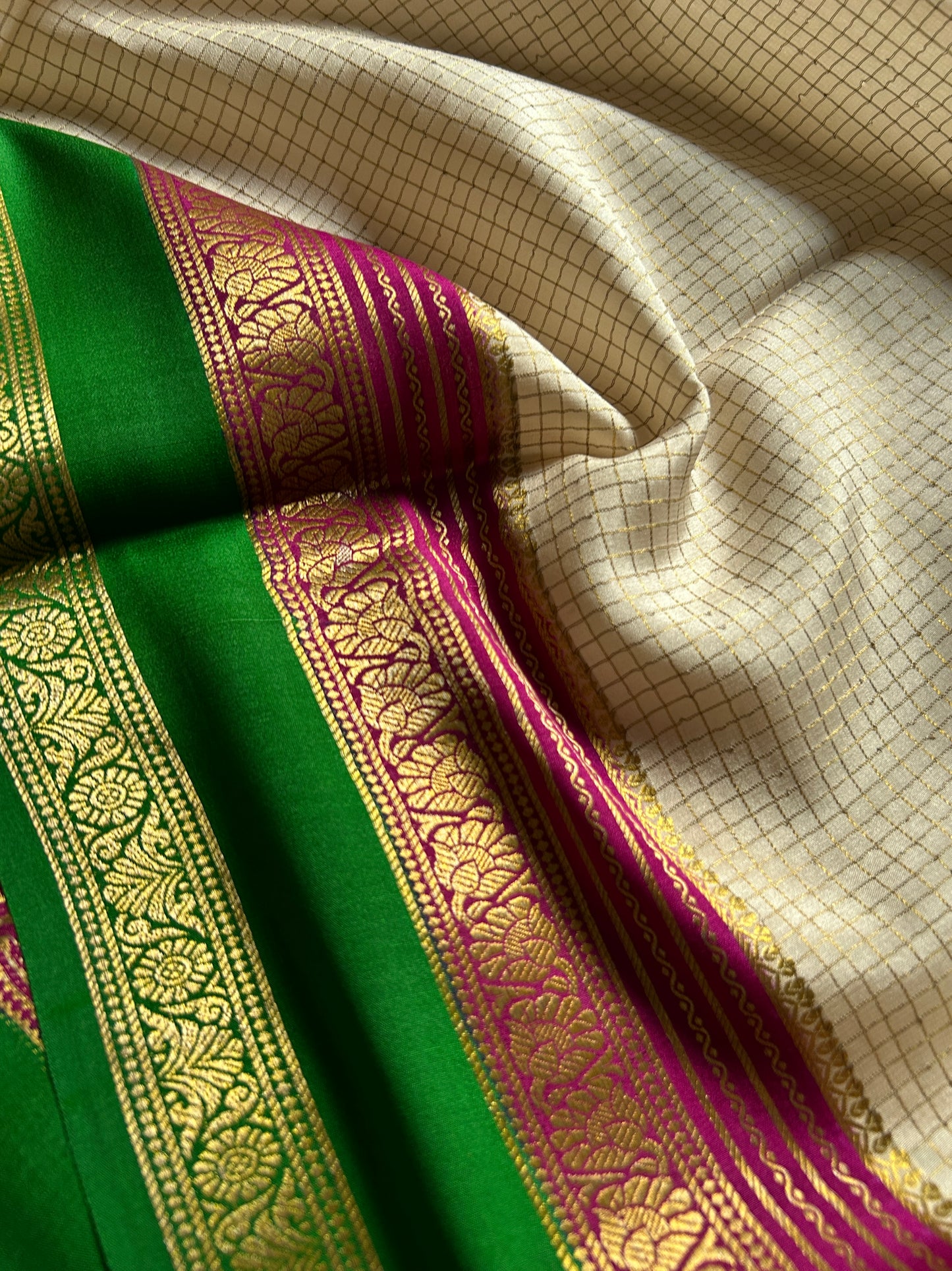 Gayatri (3D) : Off white-magenta-green