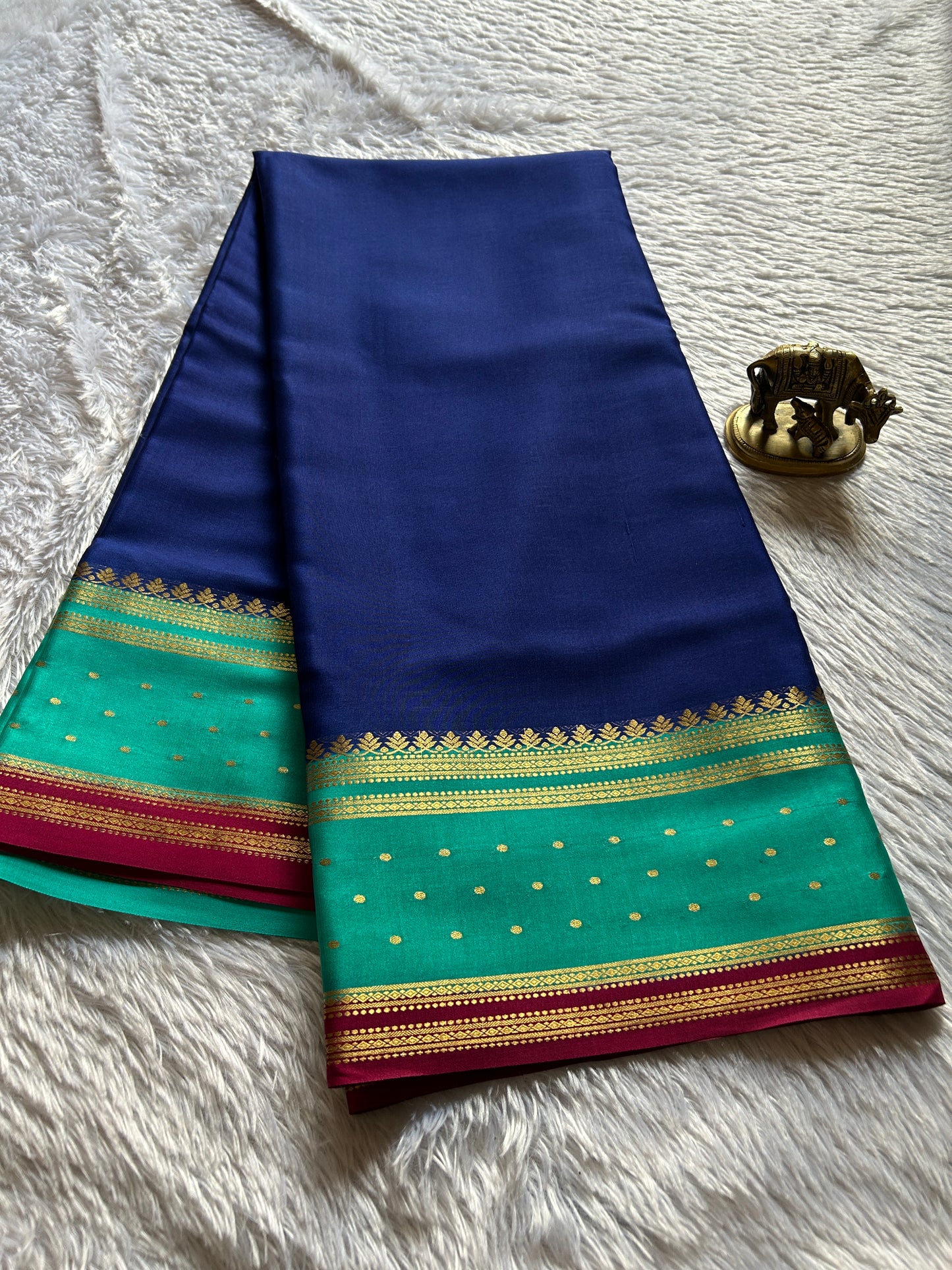 Drishti (3D) : Dark blue-turquoise-pink