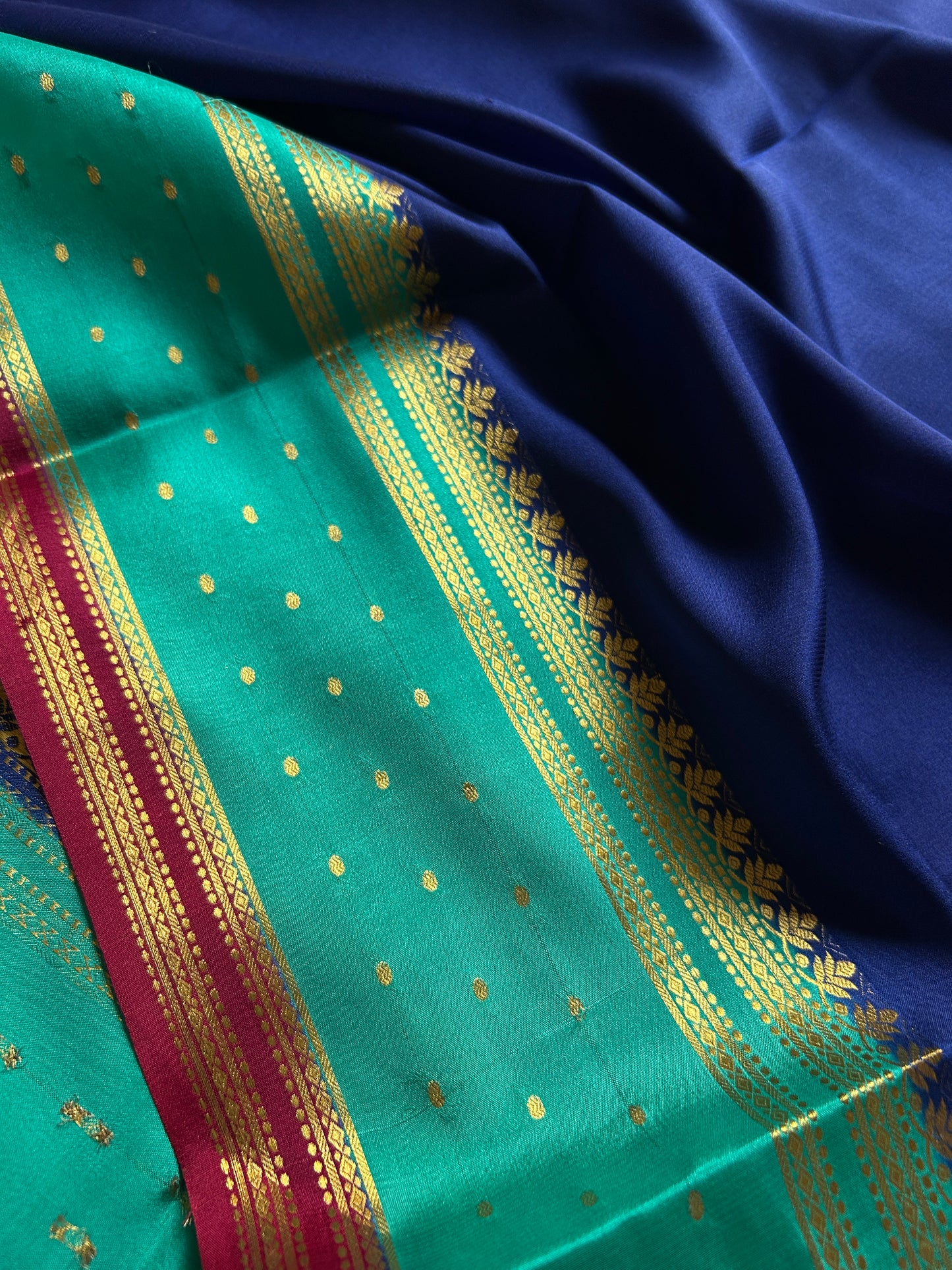 Drishti (3D) : Dark blue-turquoise-pink