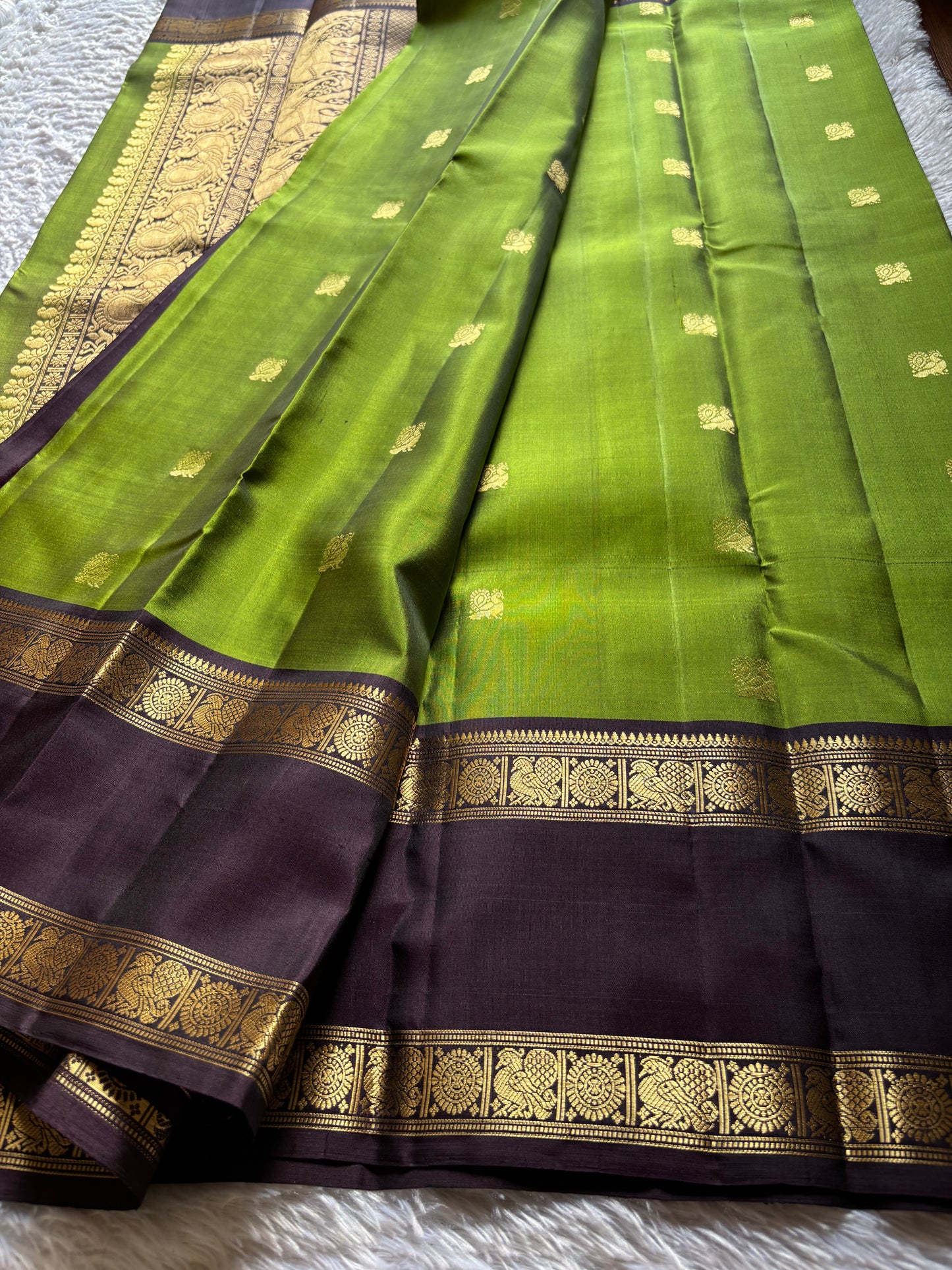 Lakshmi (2D) : Mehendi green-deep brown