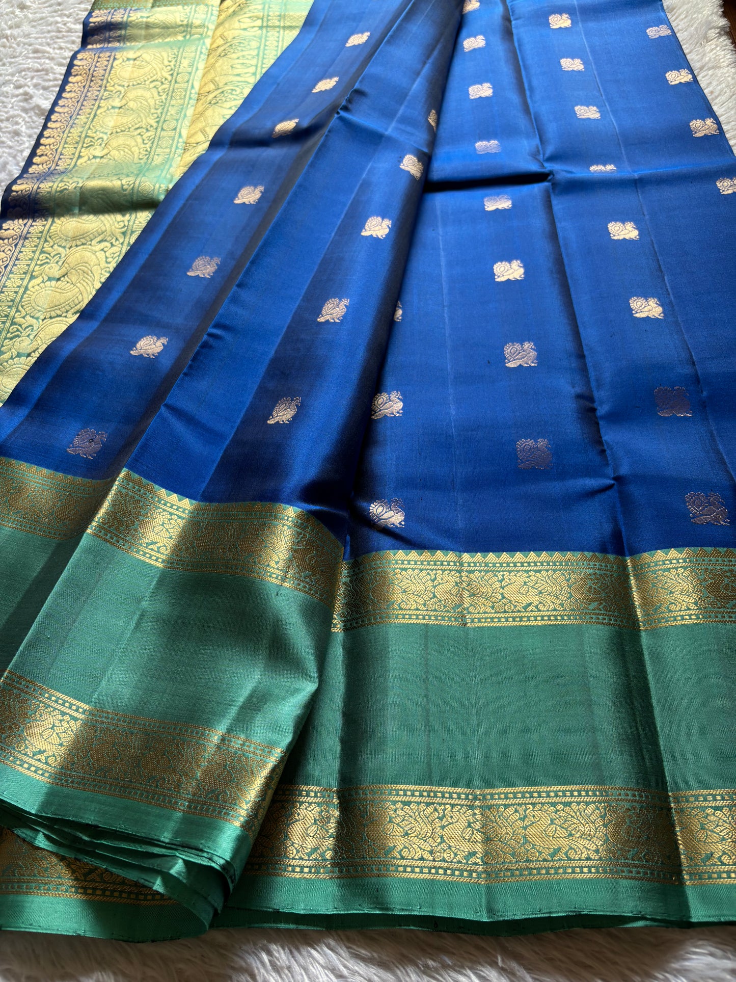 Lakshmi (2D) : Royal blue-sea green