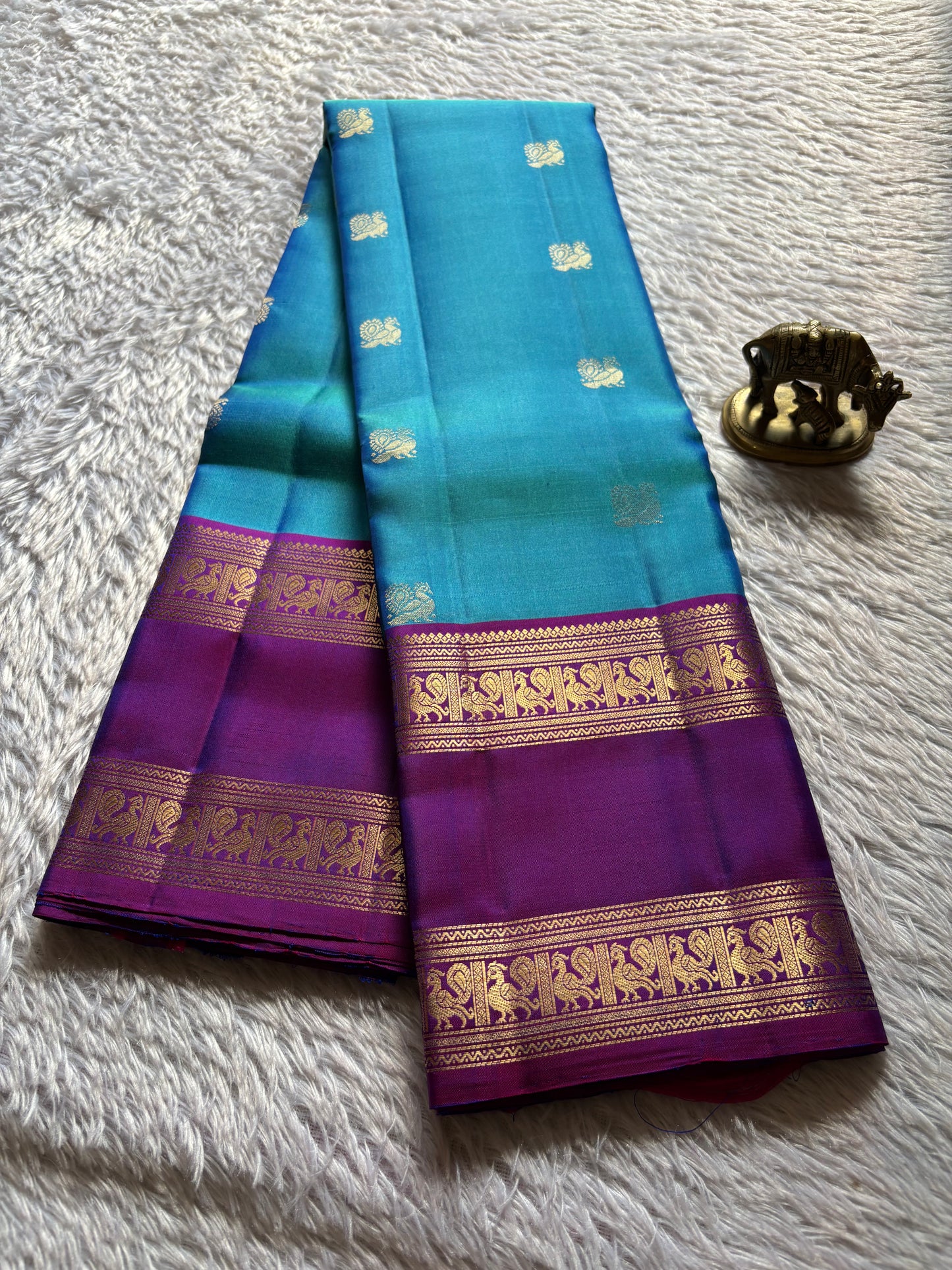 Lakshmi (2D) : Sky blue-dark magenta