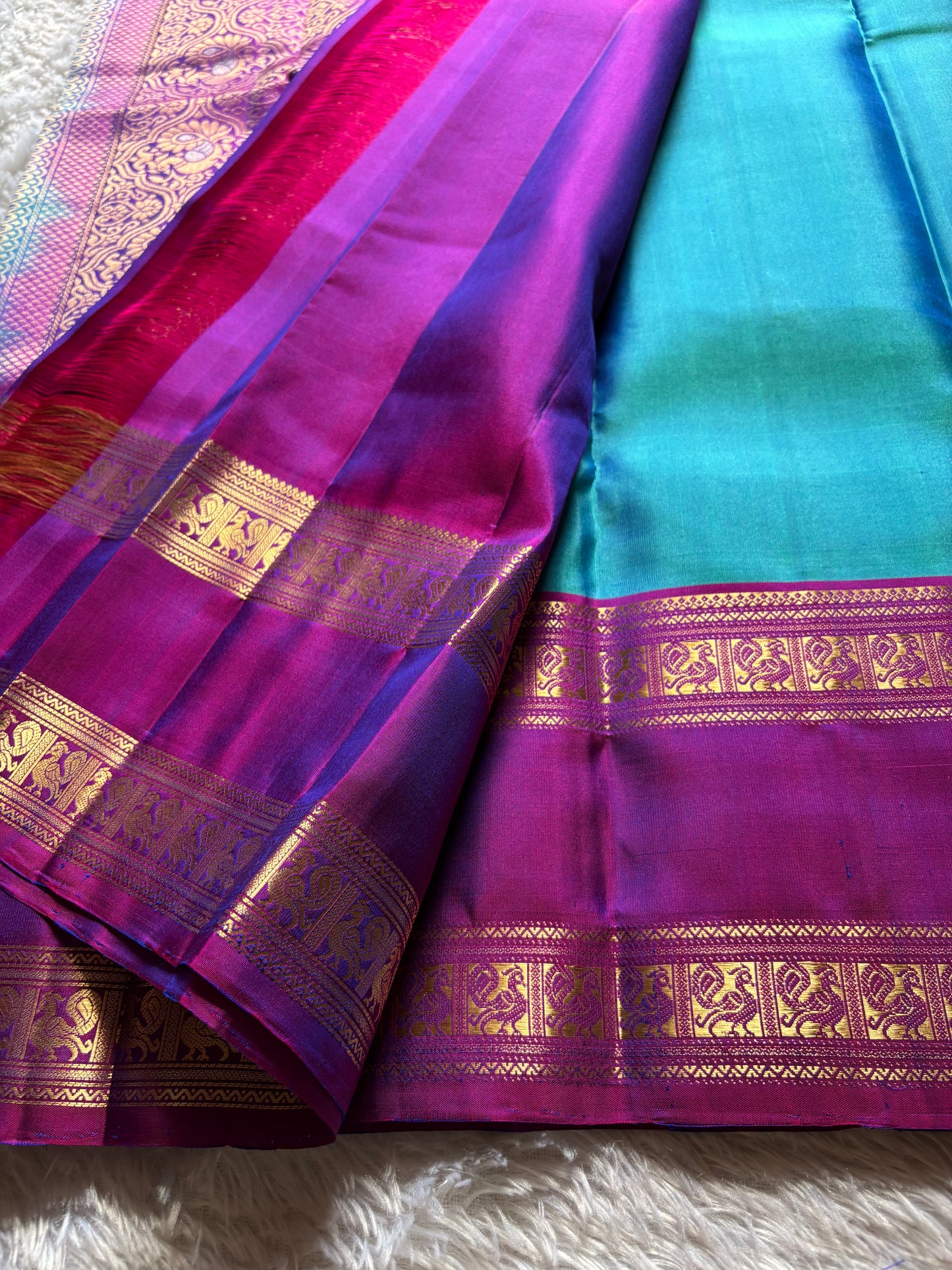 Lakshmi (2D) : Sky blue-dark magenta