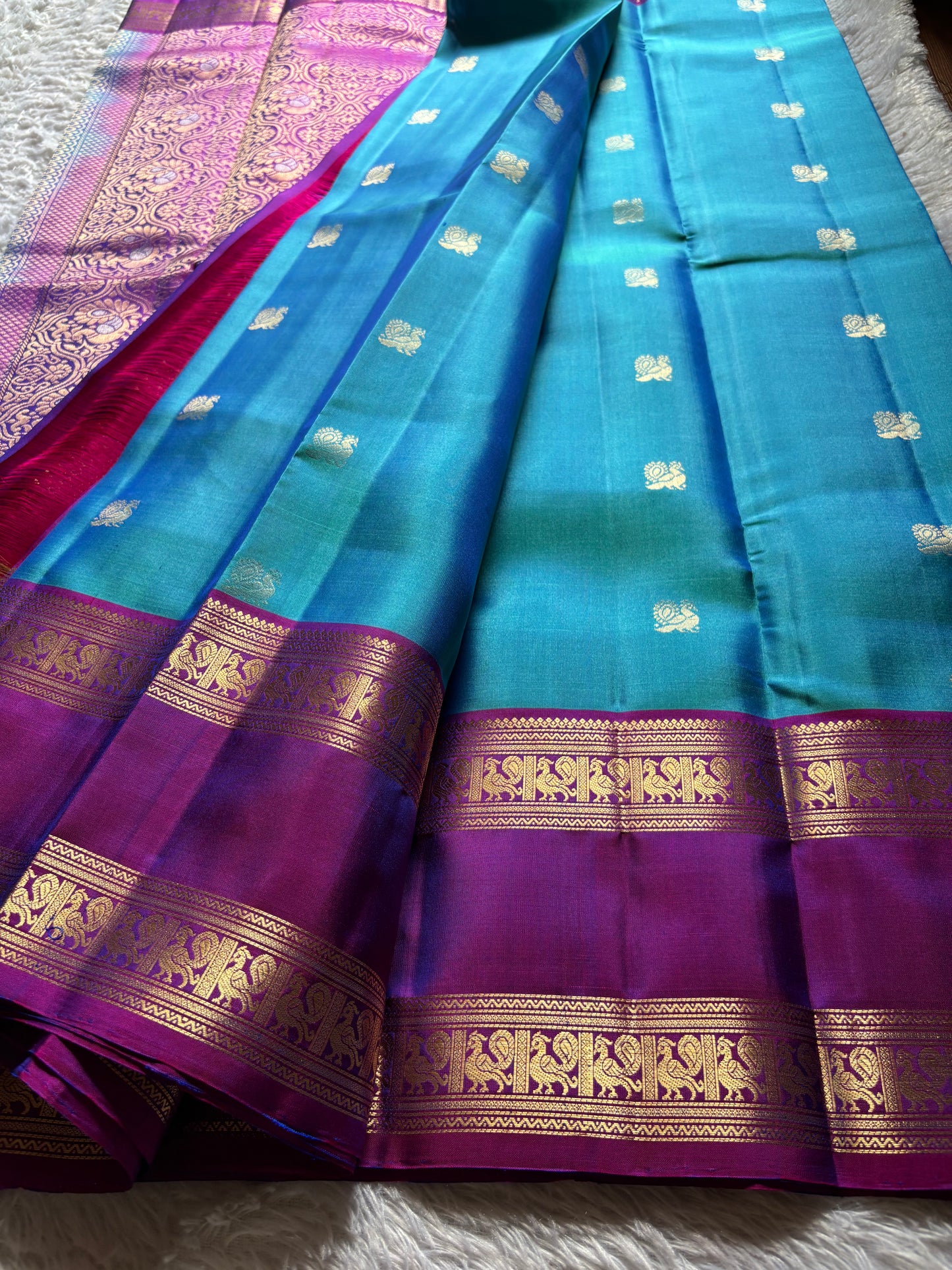 Lakshmi (2D) : Sky blue-dark magenta