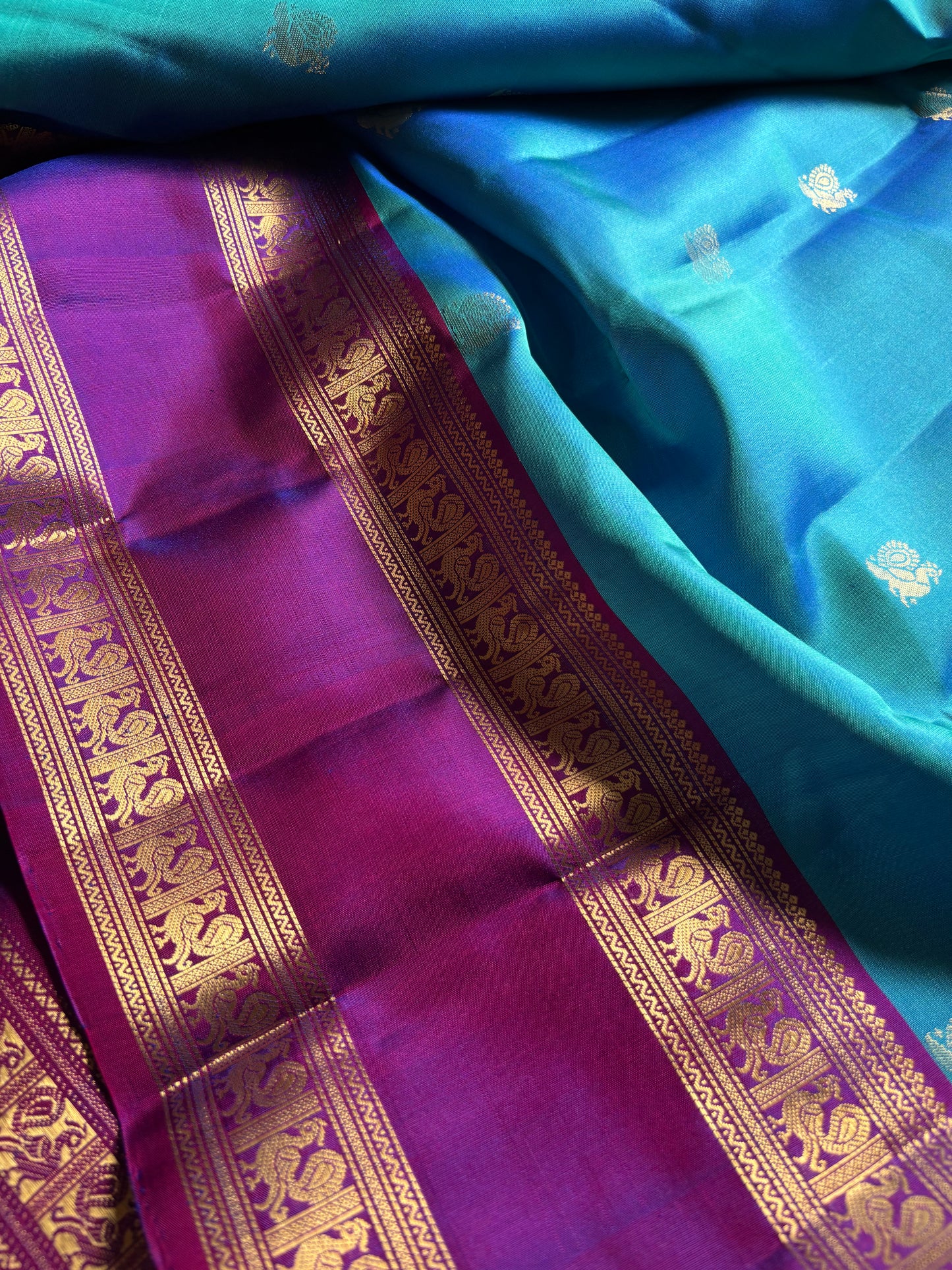 Lakshmi (2D) : Sky blue-dark magenta