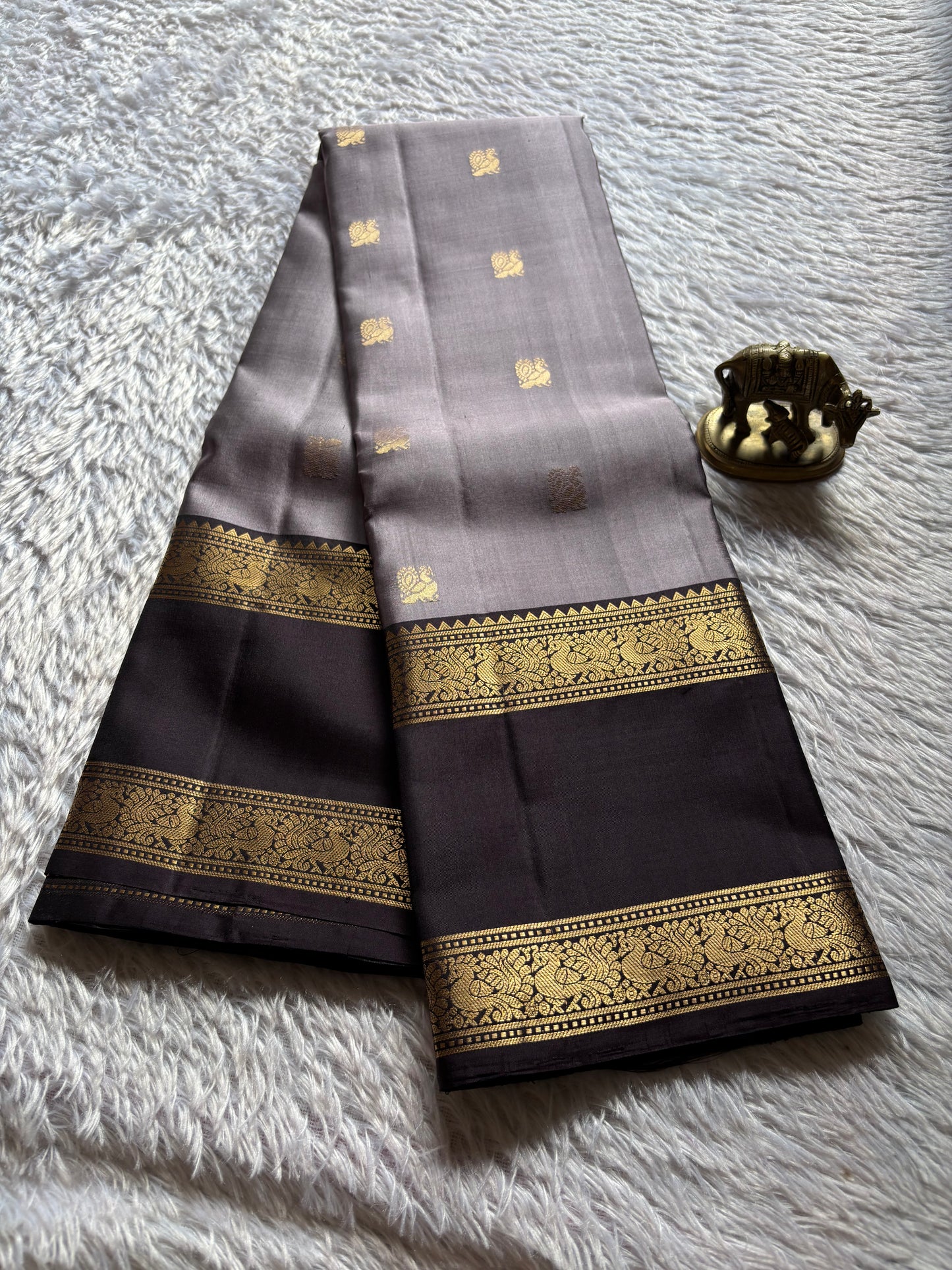 Lakshmi (2D) : Silver grey-deep brown