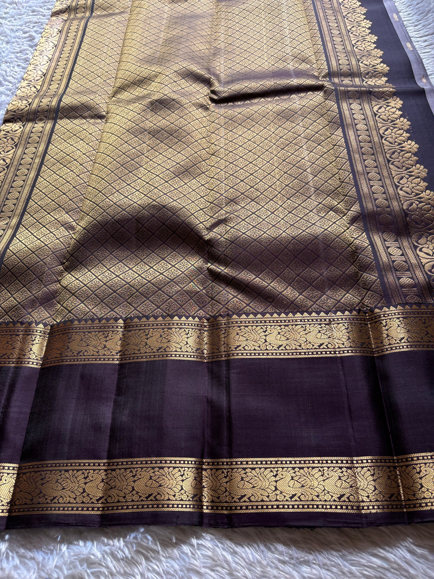 Lakshmi (2D) : Silver grey-deep brown