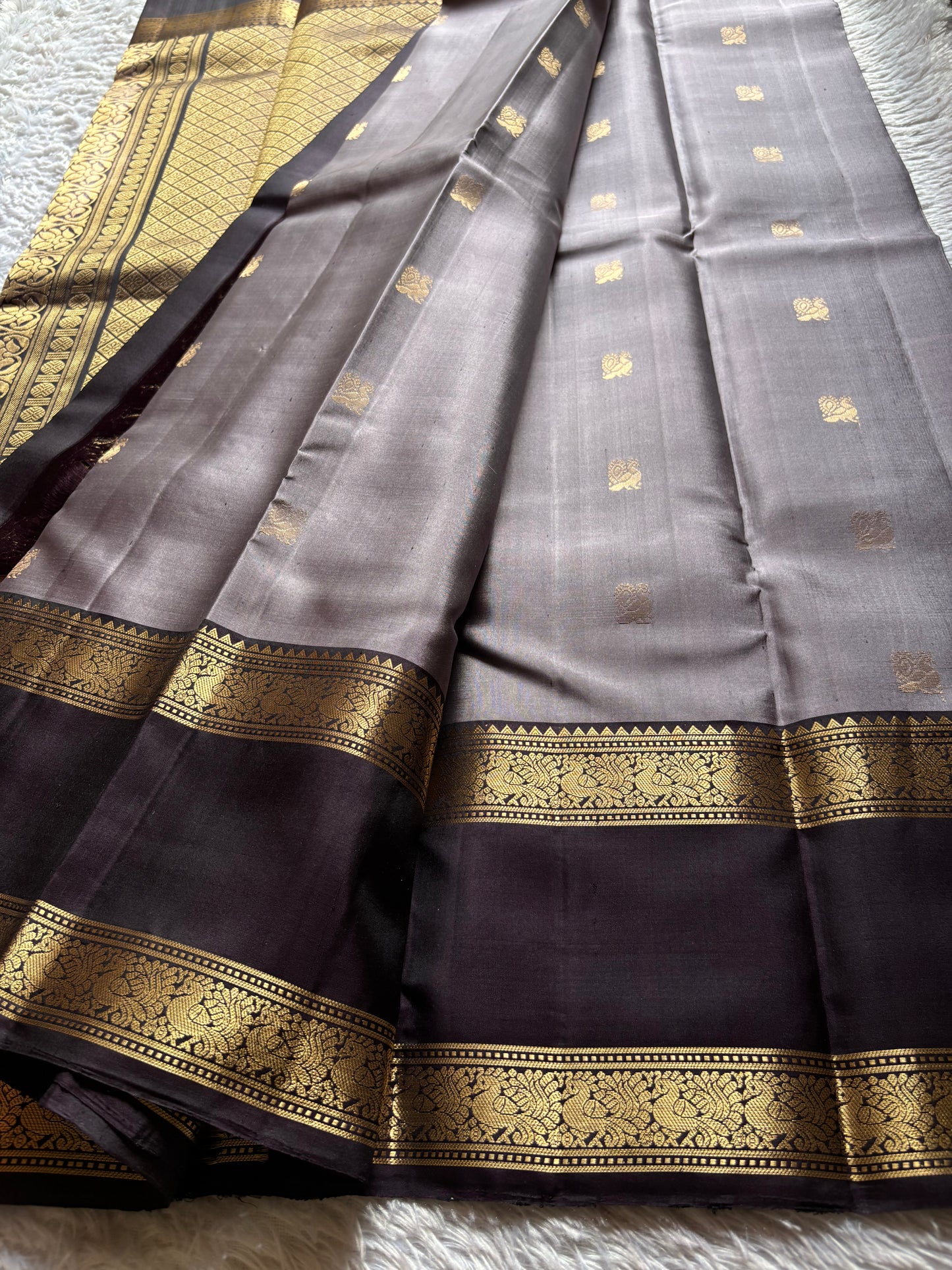 Lakshmi (2D) : Silver grey-deep brown