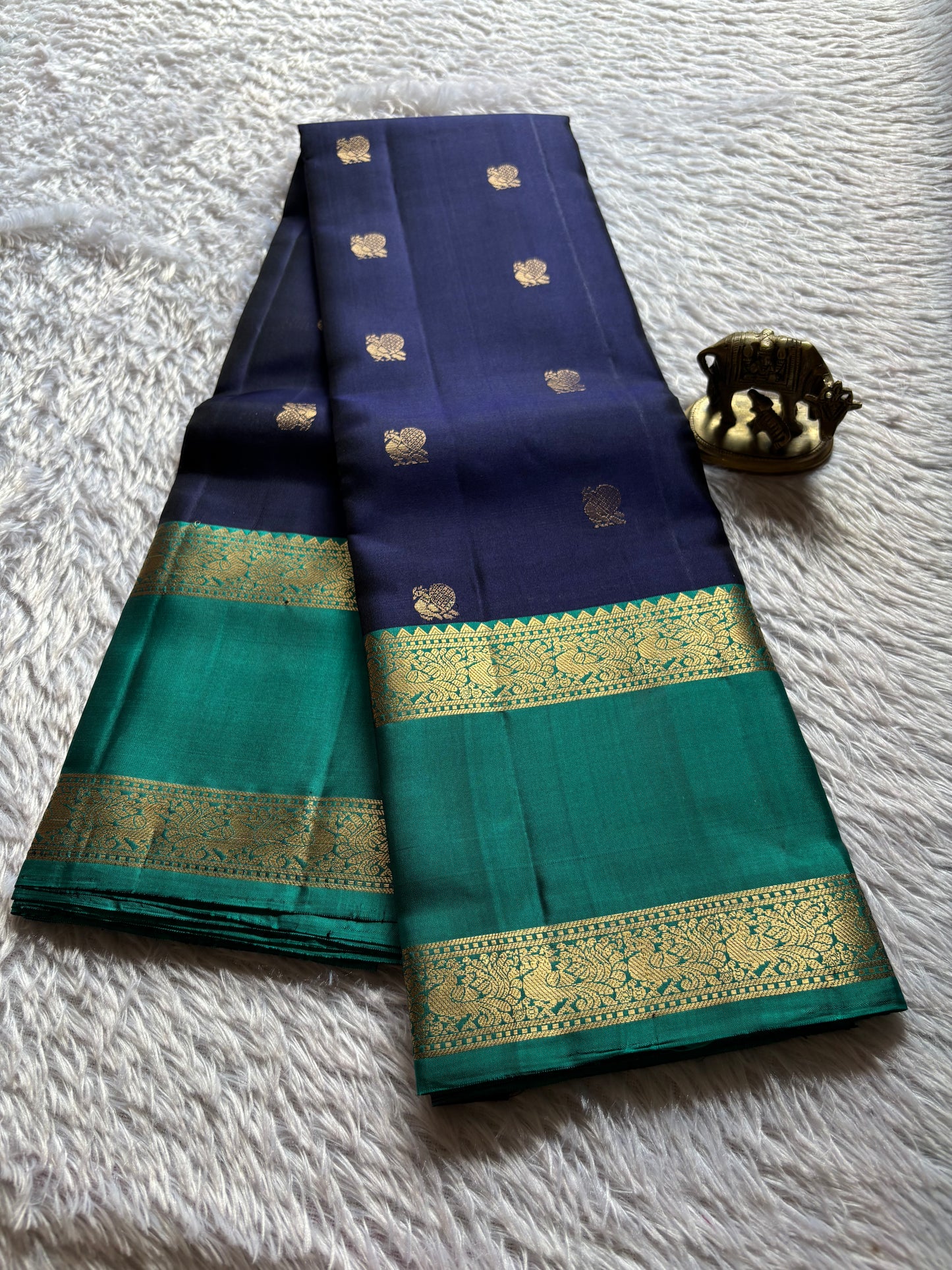 Lakshmi (2D) : Deep blue-rama green